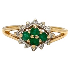 Anillo en racimo de oro amarillo con esmeraldas y diamantes