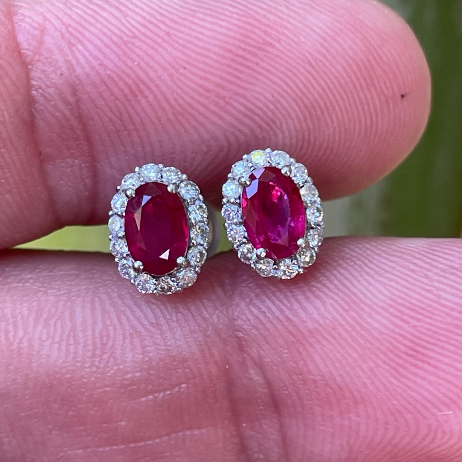 Taille ovale Boucles d'oreilles Estate Pigeons Blood Ruby & Diamond Platinum Stud Ears 1.33ctw en vente