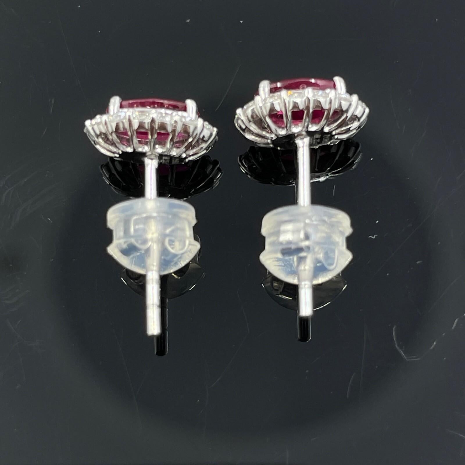 Boucles d'oreilles Estate Pigeons Blood Ruby & Diamond Platinum Stud Ears 1.33ctw Excellent état - En vente à Orlando, FL