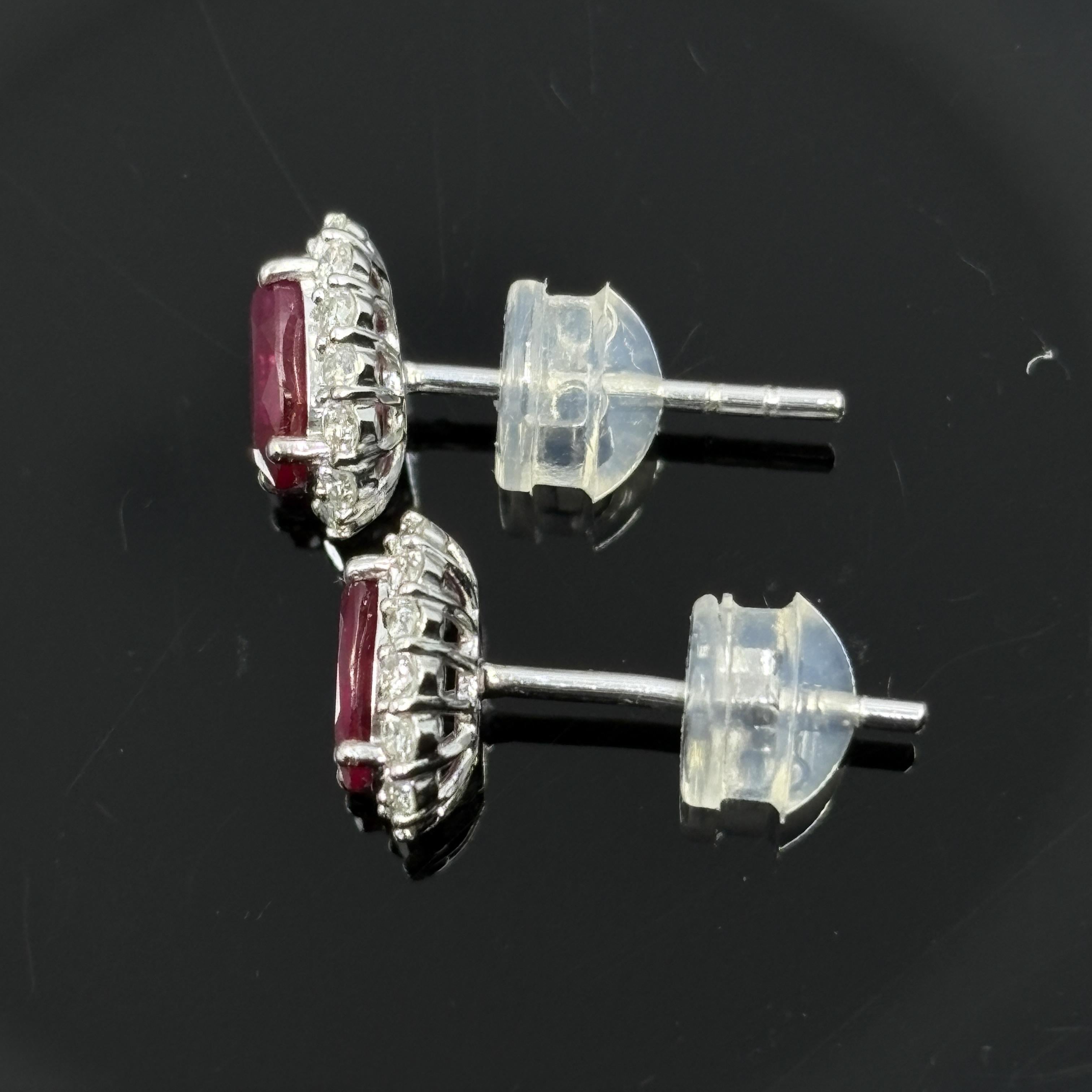 Boucles d'oreilles Estate Pigeons Blood Ruby & Diamond Platinum Stud Ears 1.33ctw en vente 1