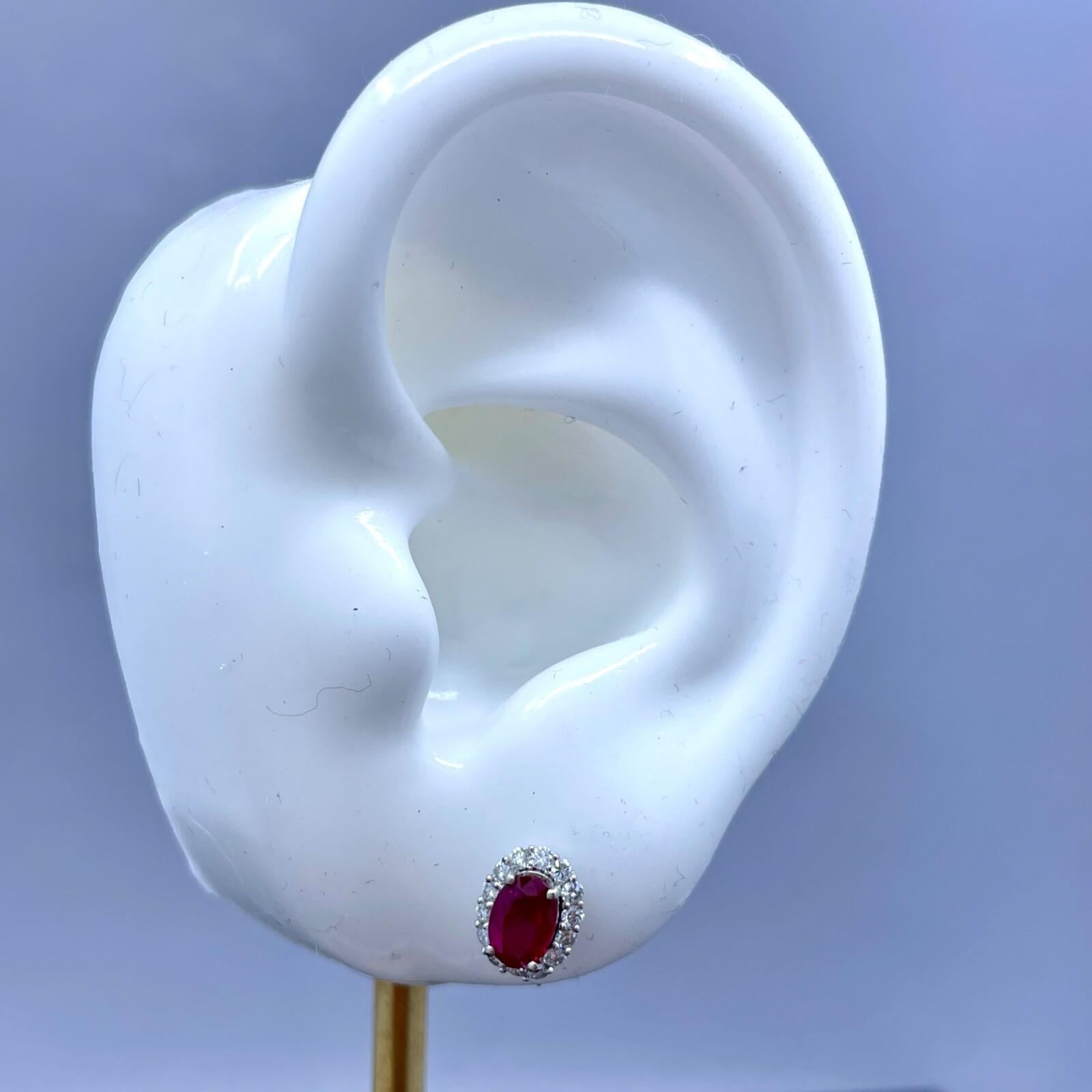 Boucles d'oreilles Estate Pigeons Blood Ruby & Diamond Platinum Stud Ears 1.33ctw en vente 2