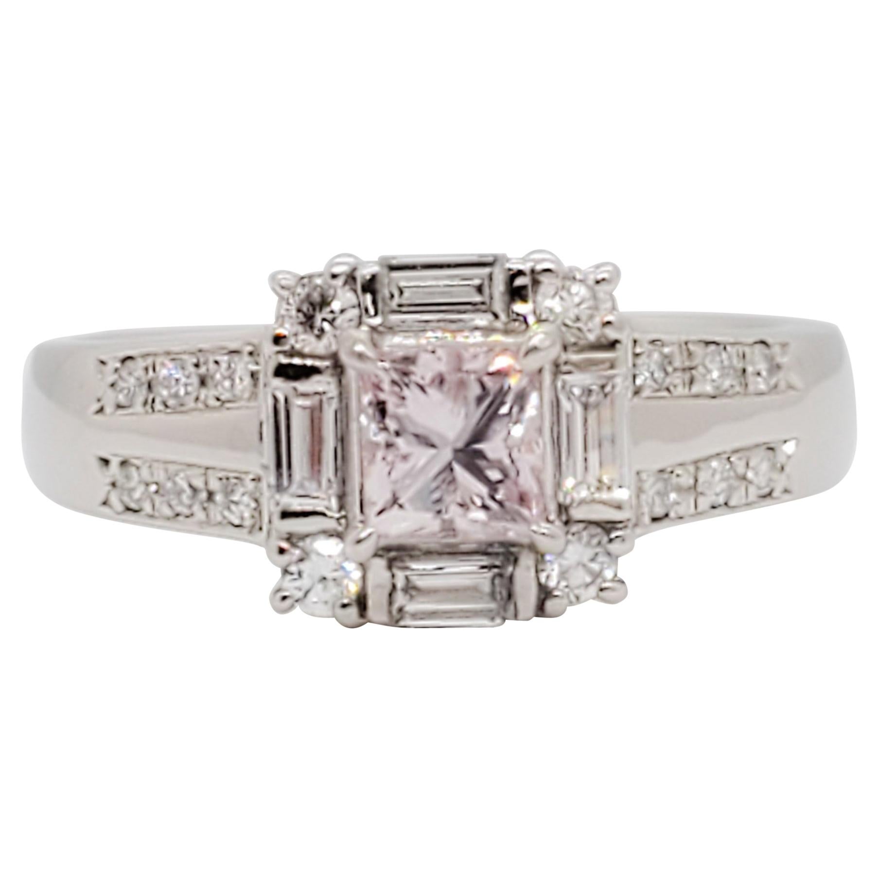 Verlobungsring aus Platin mit natürlichem Pink Diamond im Prinzessinnenschliff und weißem Diamant