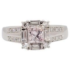 Verlobungsring aus Platin mit natürlichem Pink Diamond im Prinzessinnenschliff und weißem Diamant