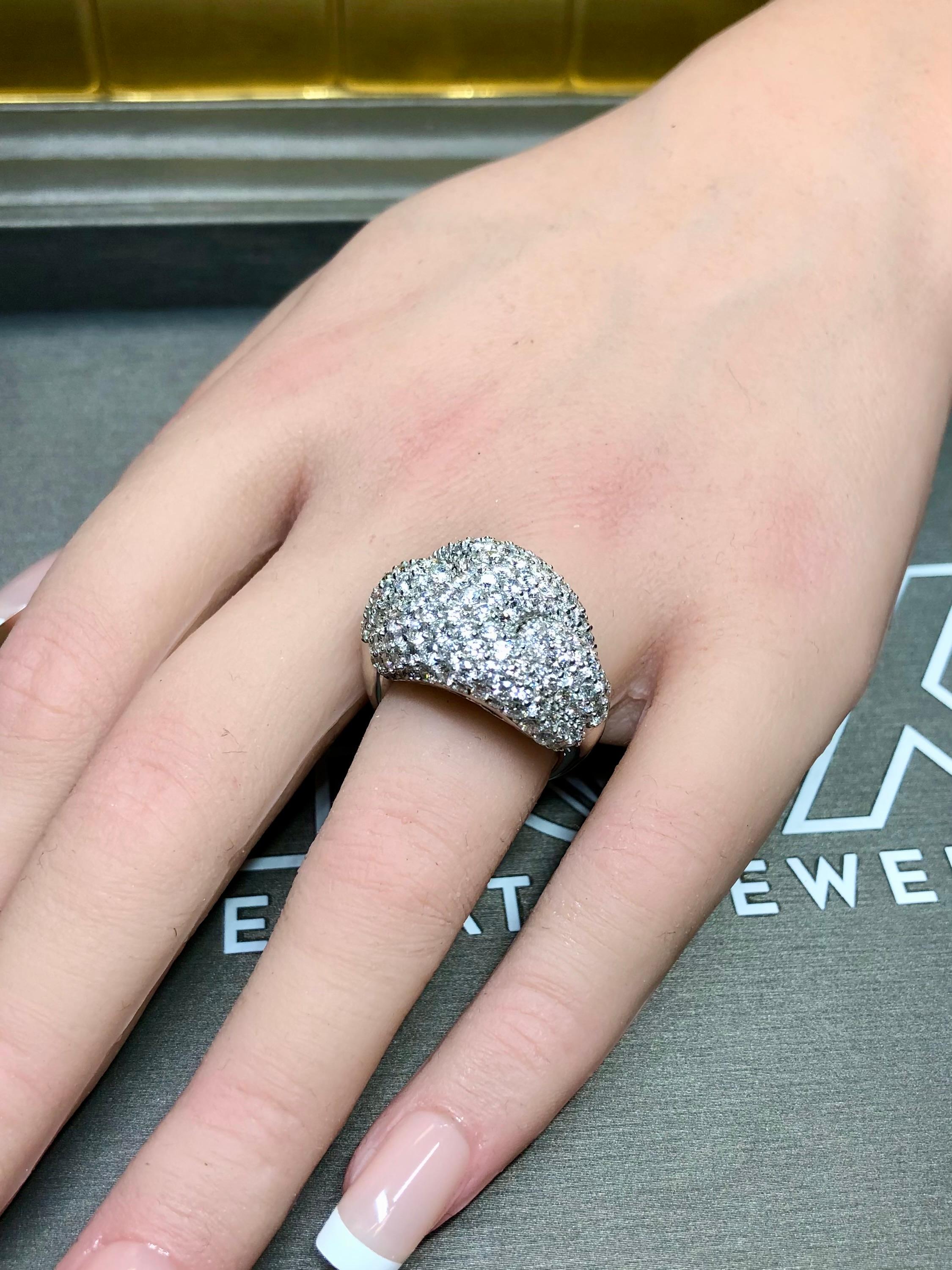 PIPPO PEREZ Bague cocktail italienne à boucle en diamants pavés 18 carats 6,96 carats poids total G Vs en vente 5