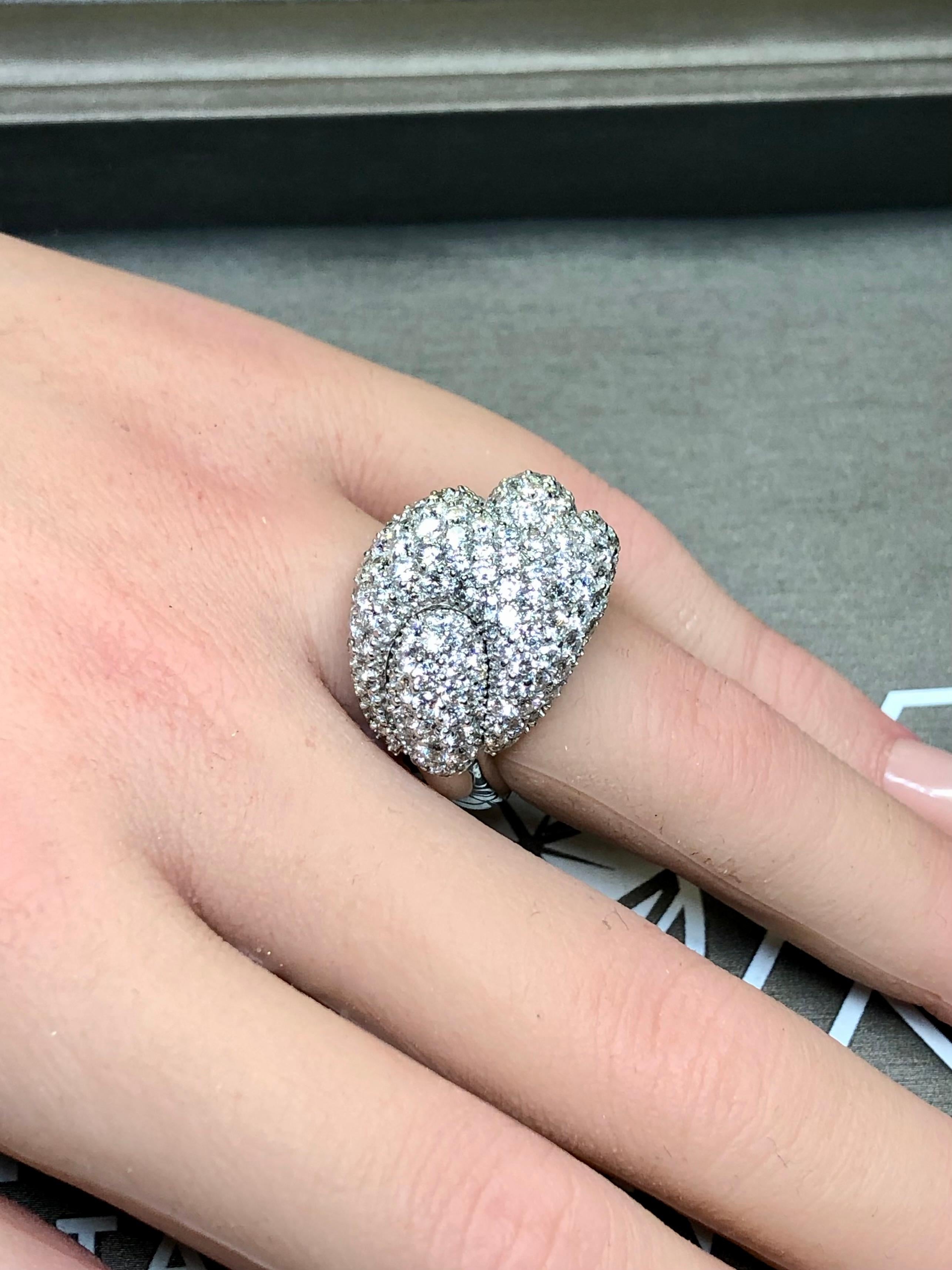 PIPPO PEREZ Bague cocktail italienne à boucle en diamants pavés 18 carats 6,96 carats poids total G Vs en vente 6