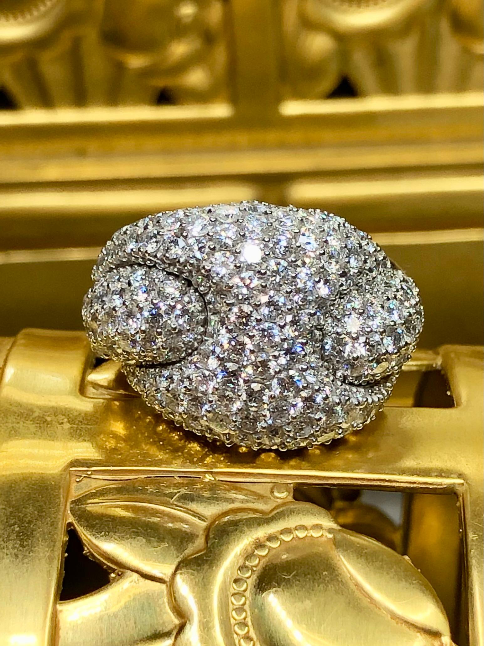 Une bague de cocktail spectaculaire réalisée par le designer italien Pippo Perez. Il a été réalisé en or blanc 18 carats et méticuleusement pavé d'environ 6,96cttw de diamants ronds parfaitement assortis de couleur G-H et de pureté Vs1+. Un beau