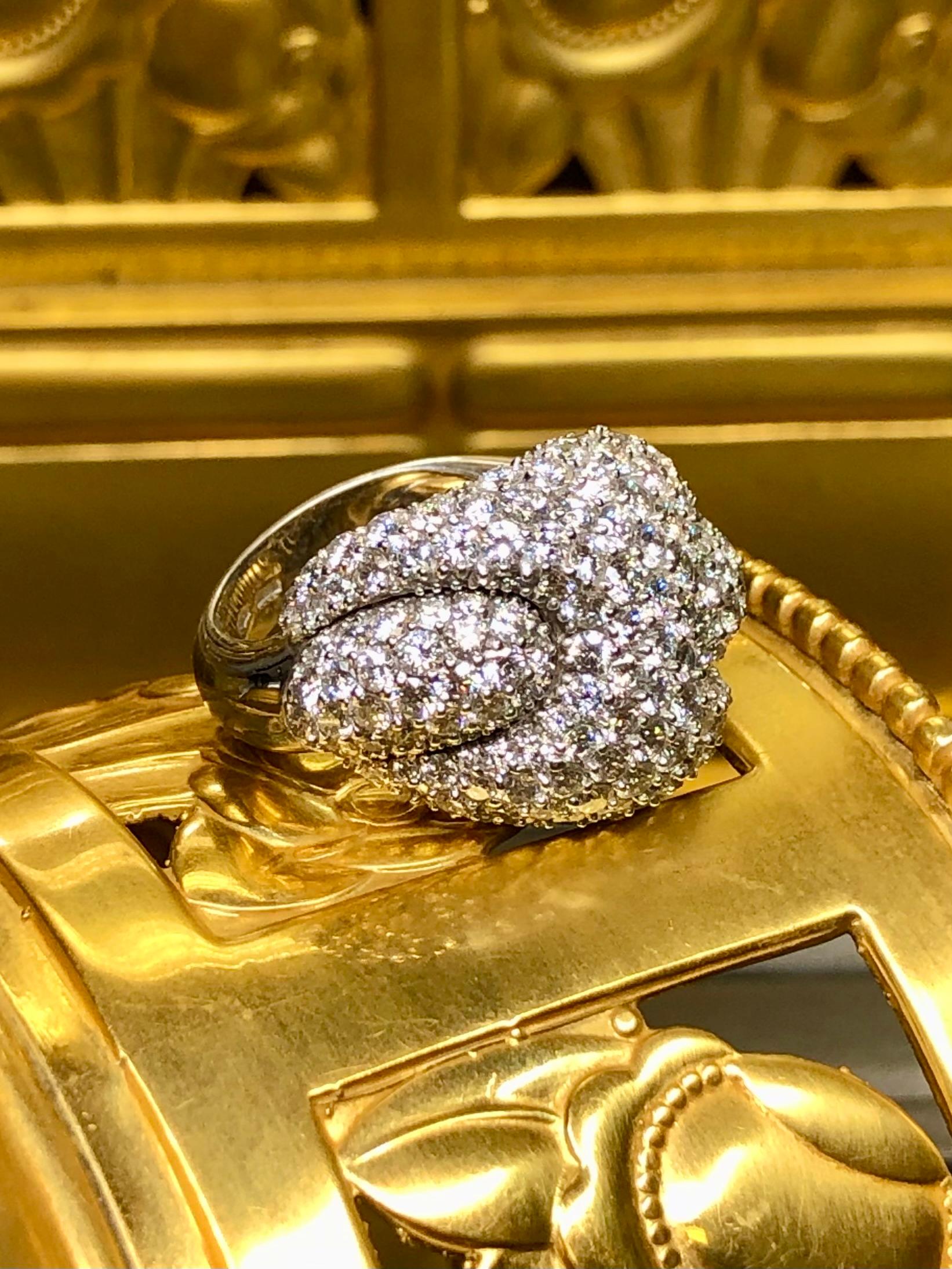 Taille ronde PIPPO PEREZ Bague cocktail italienne à boucle en diamants pavés 18 carats 6,96 carats poids total G Vs en vente