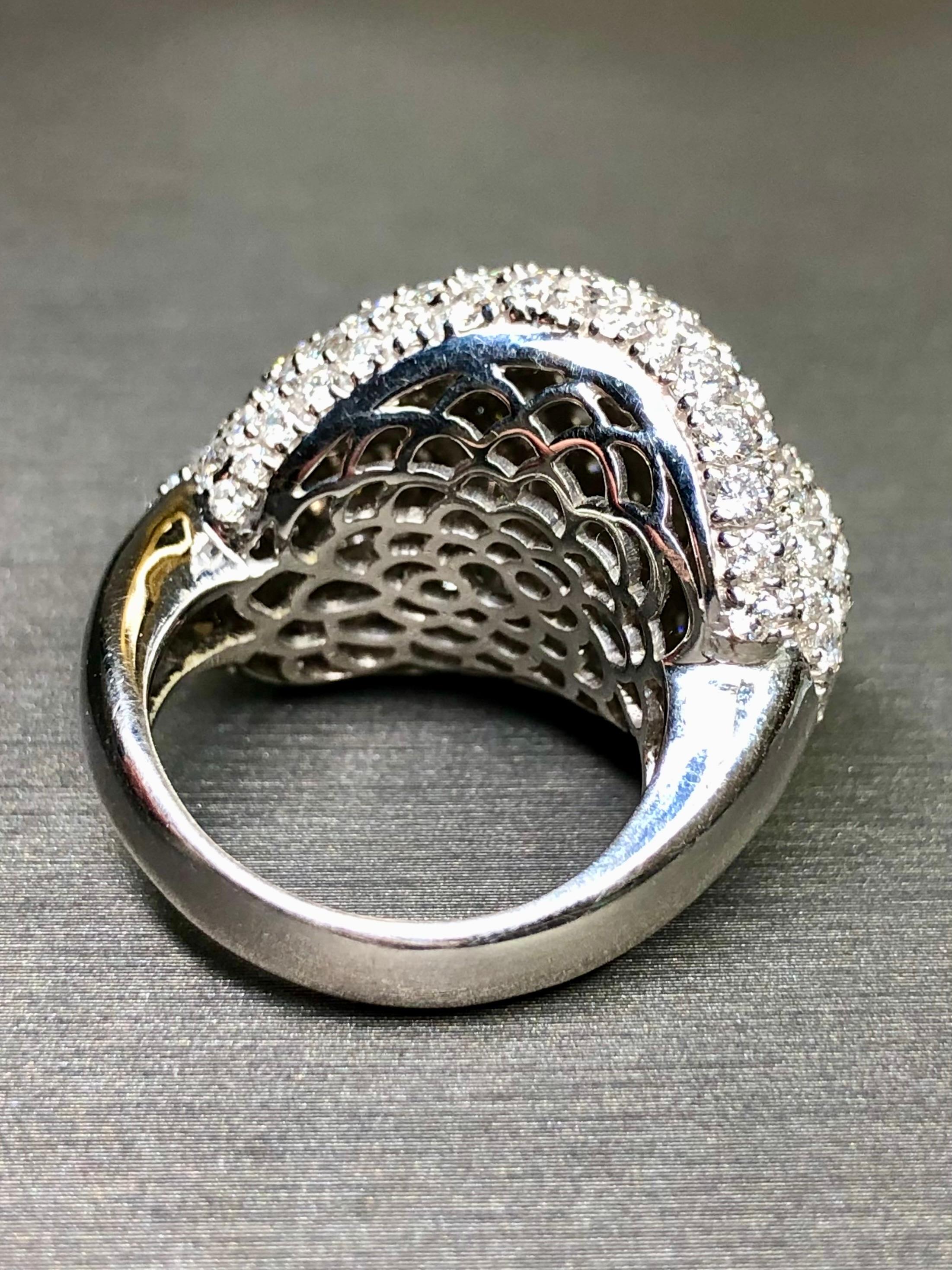 PIPPO PEREZ Bague cocktail italienne à boucle en diamants pavés 18 carats 6,96 carats poids total G Vs en vente 1