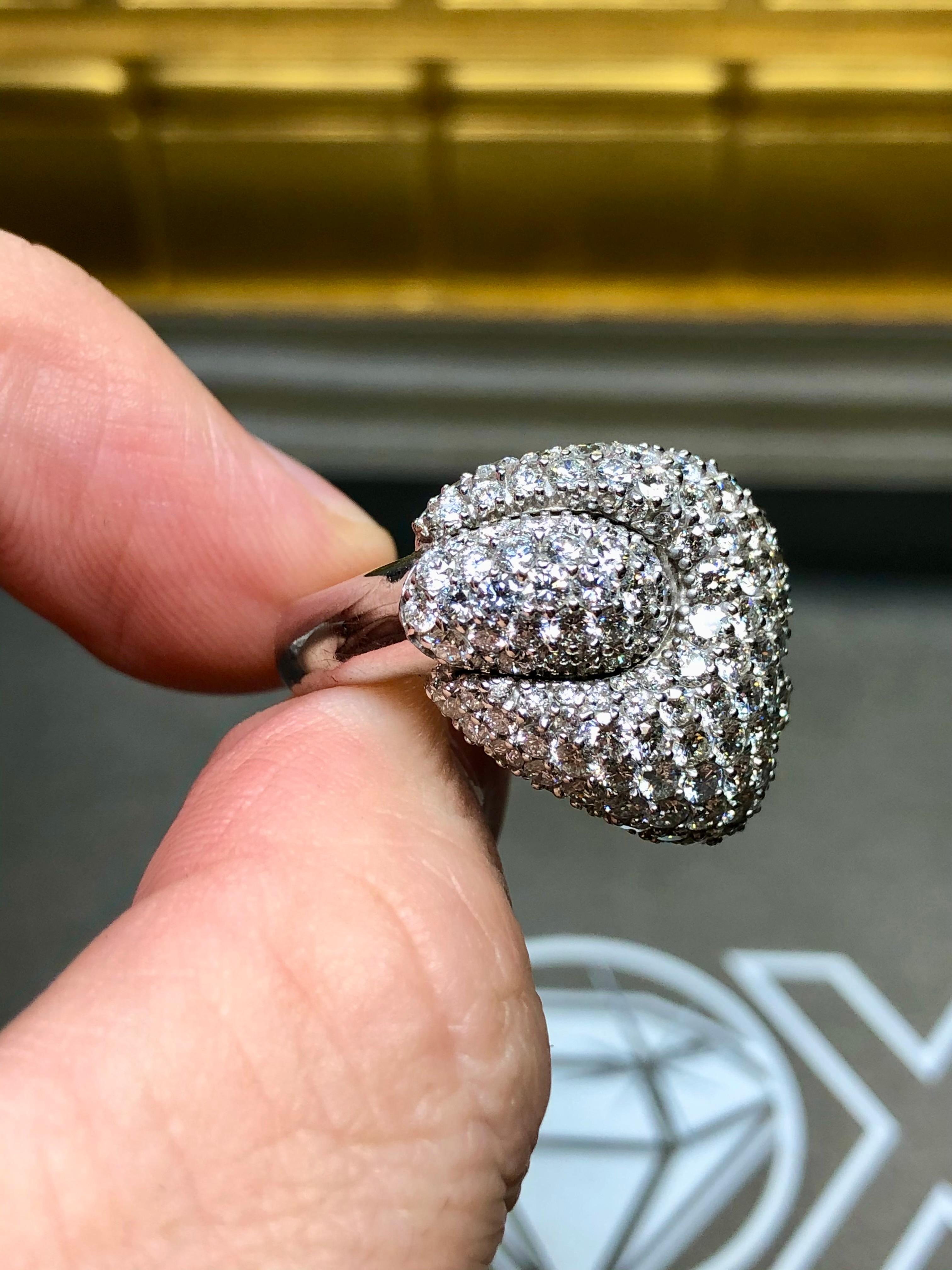 PIPPO PEREZ Bague cocktail italienne à boucle en diamants pavés 18 carats 6,96 carats poids total G Vs en vente 4