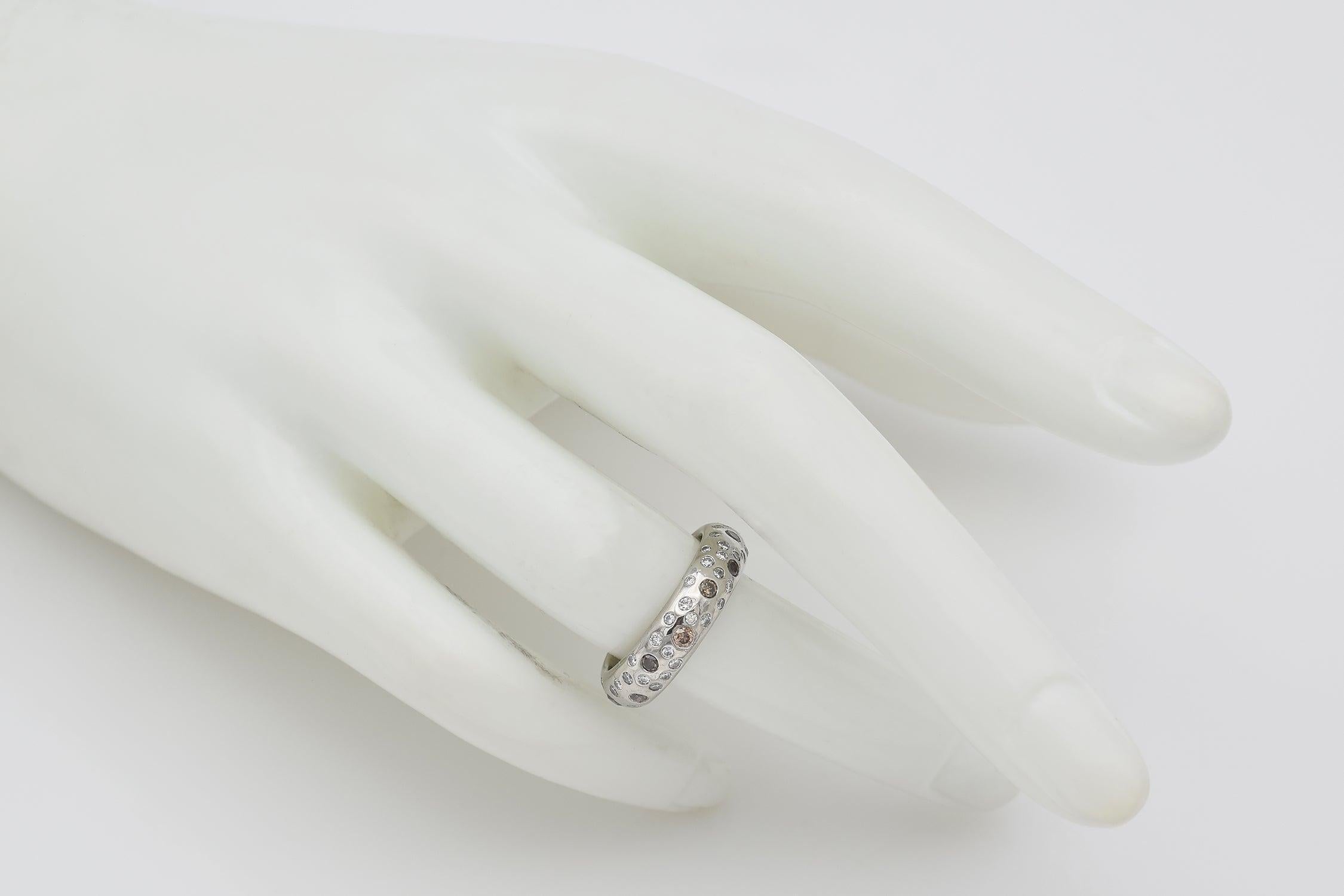 Estate Platin 0,95 TCW Braun & Weiß Diamant Band Ring (Rundschliff) im Angebot