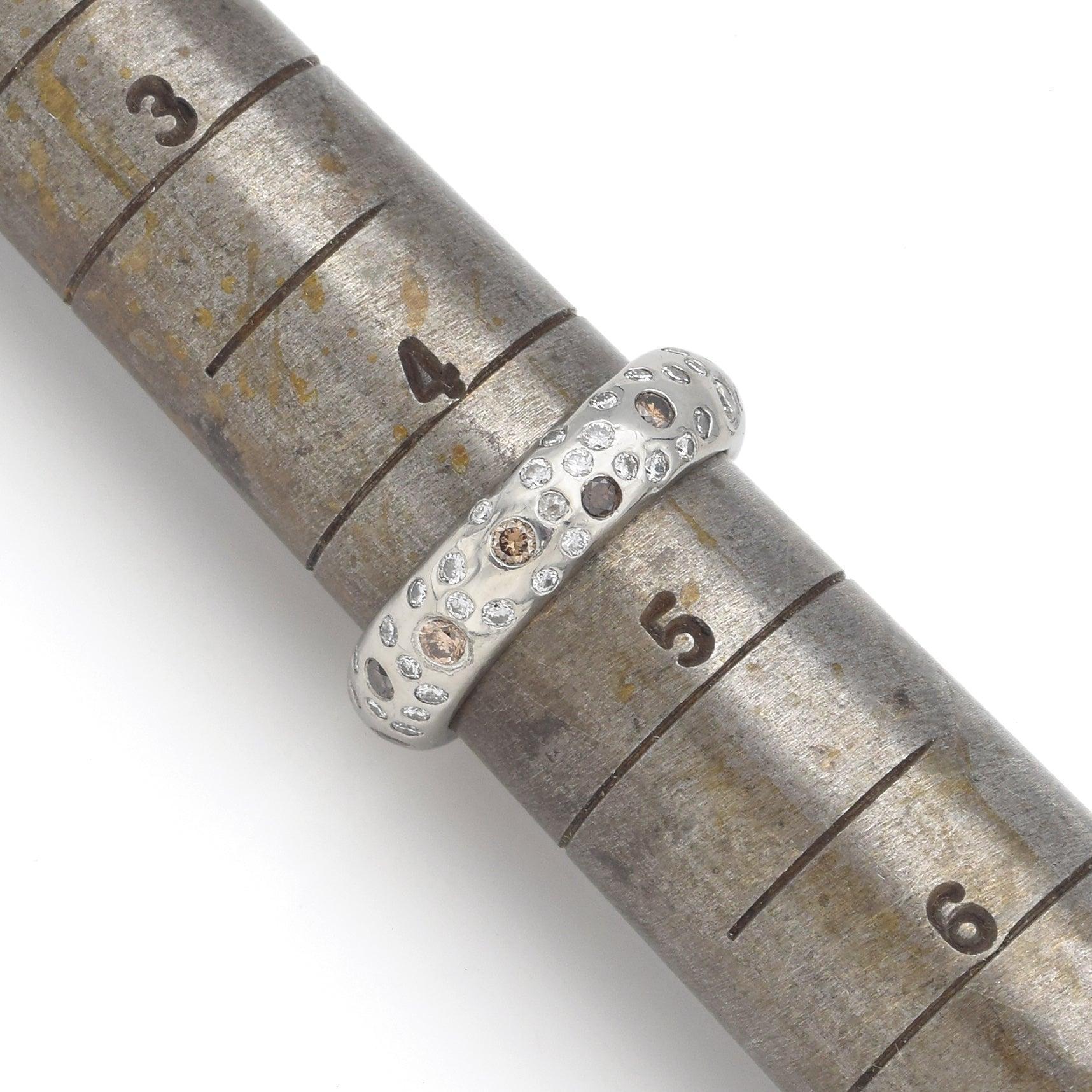 Estate Platin 0,95 TCW Braun & Weiß Diamant Band Ring im Angebot 1