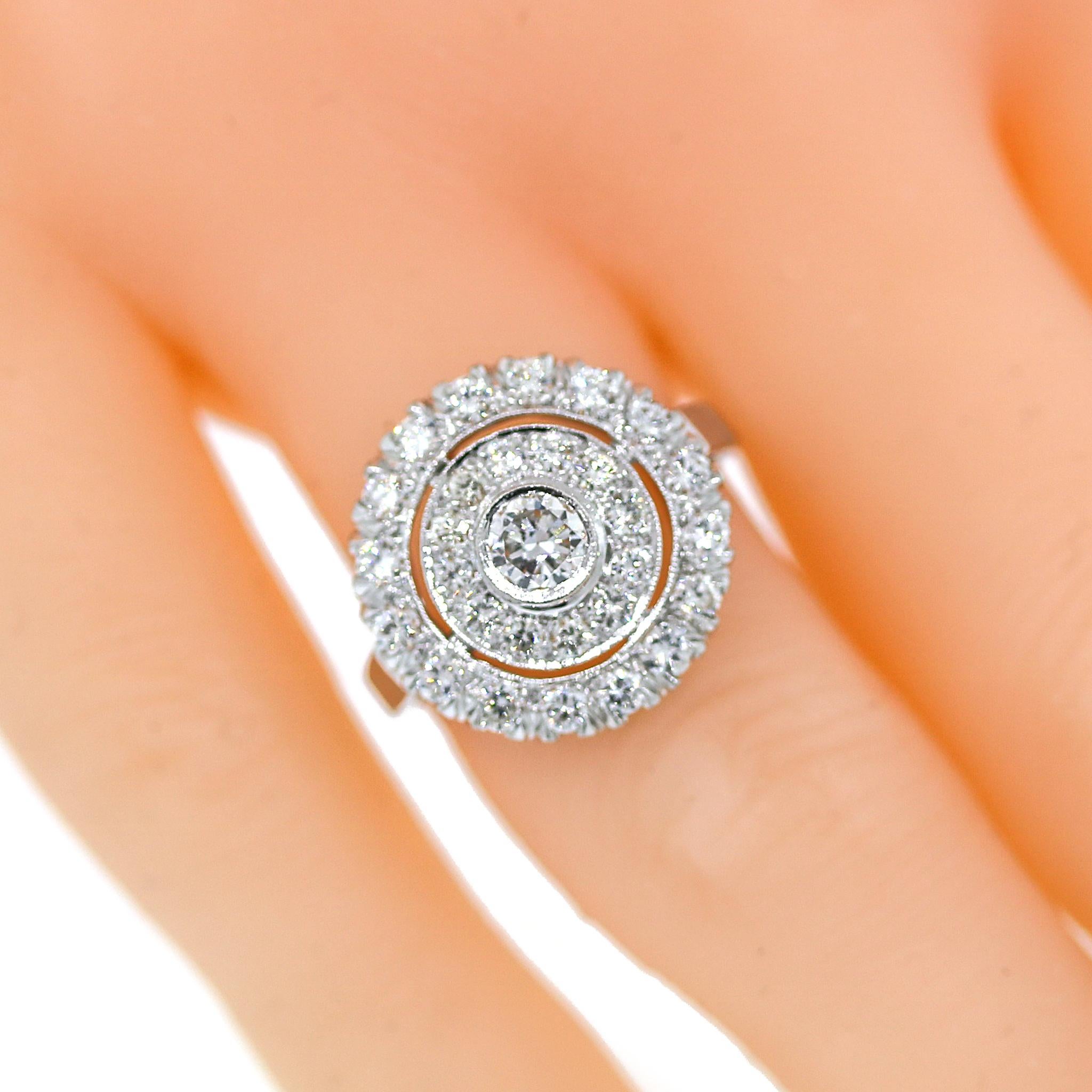 Nachlass Platin 1,10 Karat Diamant-Cluster-Ring im Zustand „Gut“ im Angebot in New York, NY