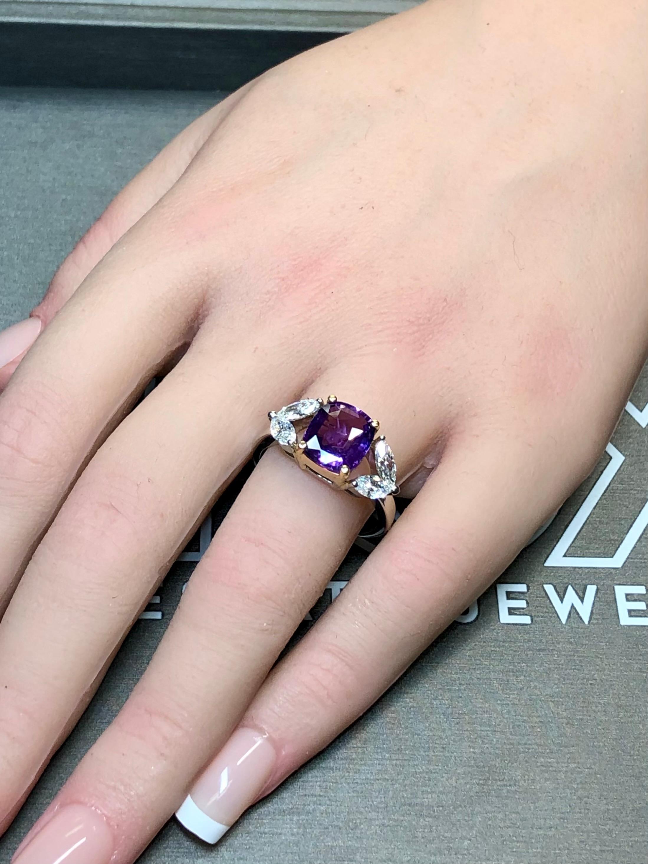Estate Platino 18k GIA Sin Calor Cushion Zafiro Púrpura Anillo de Diamantes en venta 5