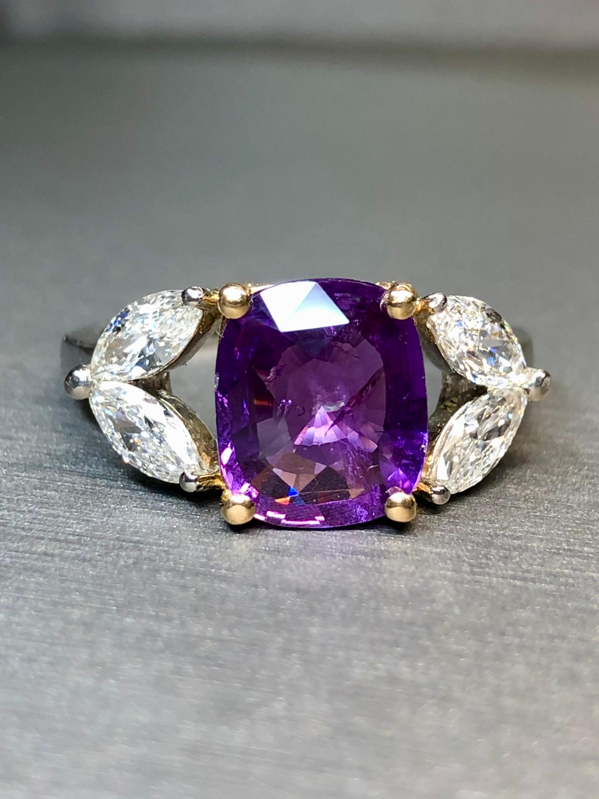 Estate Platino 18k GIA Sin Calor Cushion Zafiro Púrpura Anillo de Diamantes Contemporáneo en venta