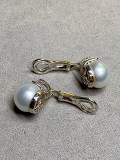 Pendientes tipo «huggie» de la colección Estate Platinum, con perla del Mar del Sur de 18 quilates y un gran diamante en talla trilliant