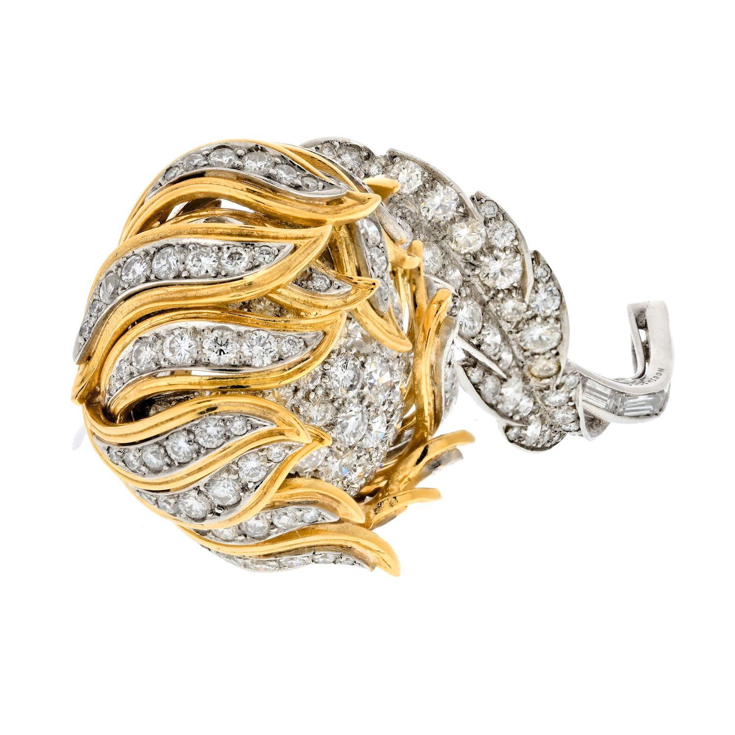 Ti presentiamo un'affascinante spilla Estate in platino e oro giallo 18 carati del 1970 con bocciolo di diamante, una vera incarnazione dell'eleganza vintage e della squisita maestria artigianale. Questa notevole spilla misura 69 mm di lunghezza e