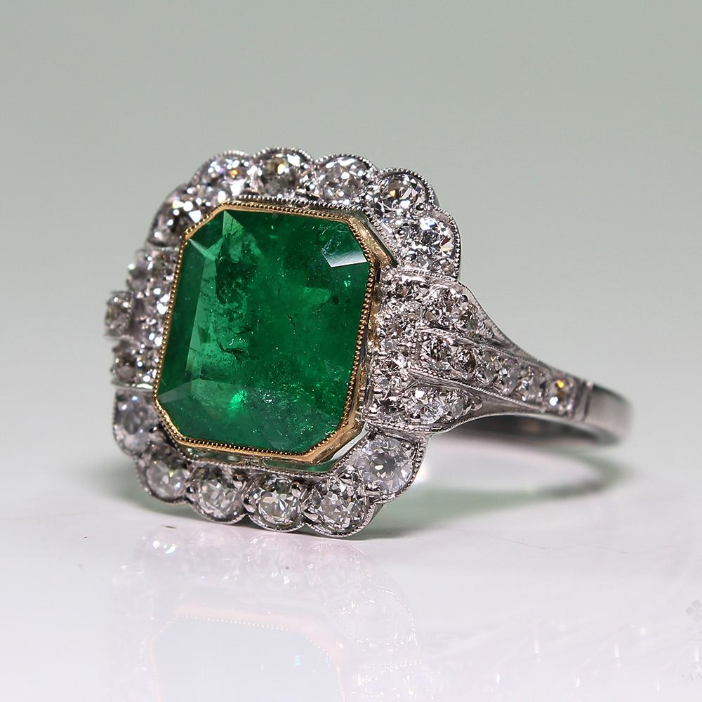 Estate Platinum 2.94 Carat Emerald and Diamond Ring In New Condition In Miami, FL
