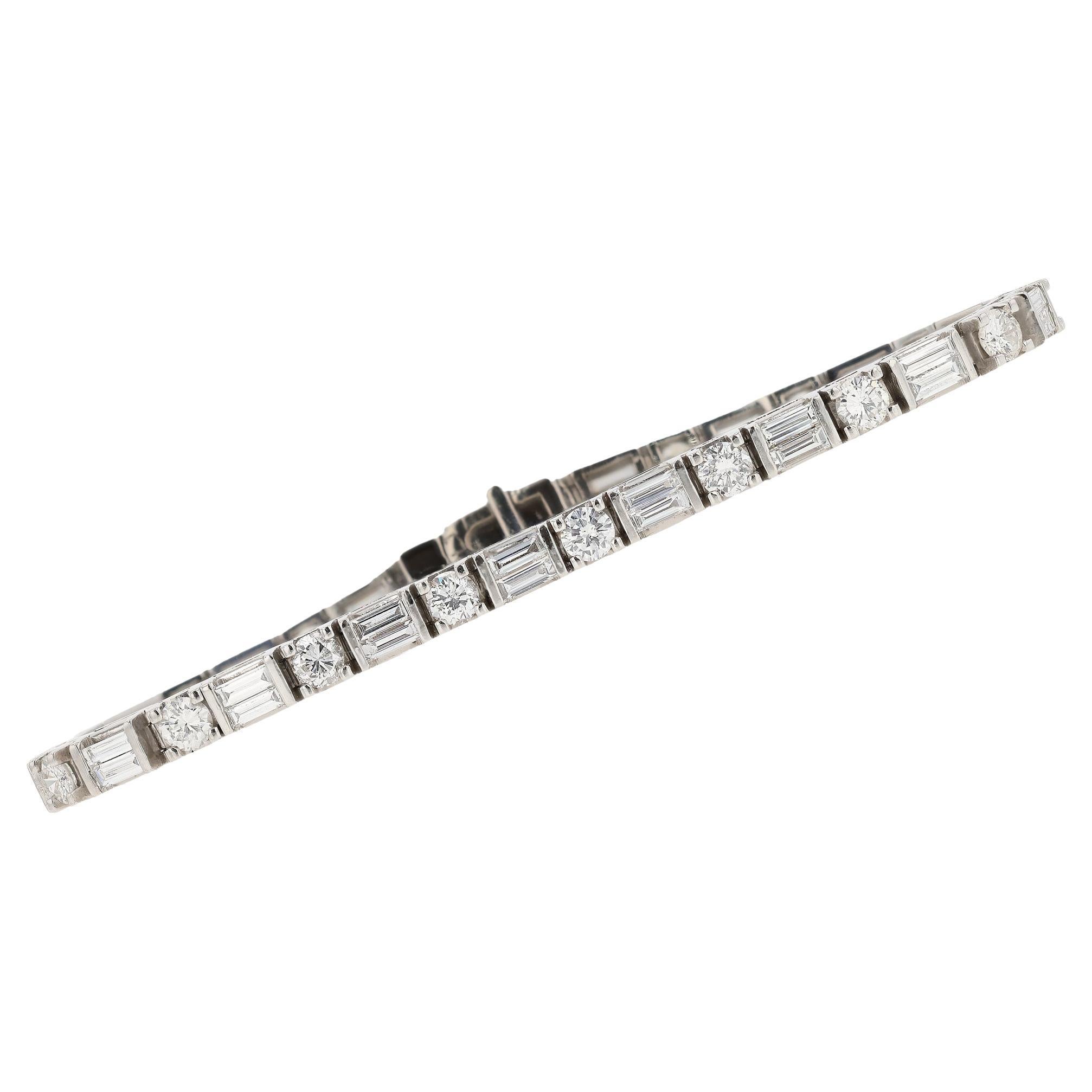 Pulsera de platino con diamantes redondos y baguette de 3 quilates