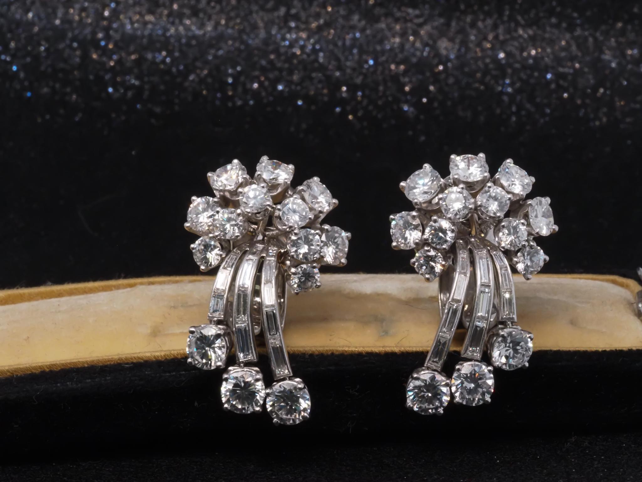 Boucles d'oreilles cascade en platine de 7,00ct avec diamants ronds et taillés en escalier

Détails de l'article :
Année : 1970
Type de métal : Platine & Poteaux 18K [Poinçonné et testé].
Poids : 18.1 grammes

Détails du diamant :
Poids : 7.00ct