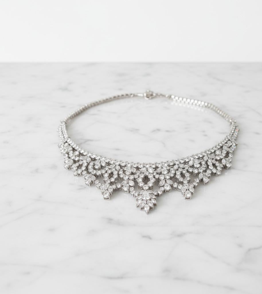 Esempio straordinario di eleganza senza tempo e di eccezionale maestria, questa collana Riviera in platino e diamanti è un vero capolavoro di alta gioielleria. Progettato all'insegna della versatilità e della grandezza, il pezzo può essere indossato