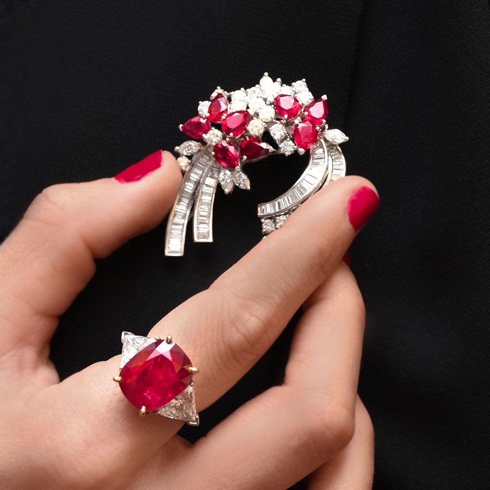 Rétro Broche en platine avec rubis et diamants de 8,74 carats (succession) en vente