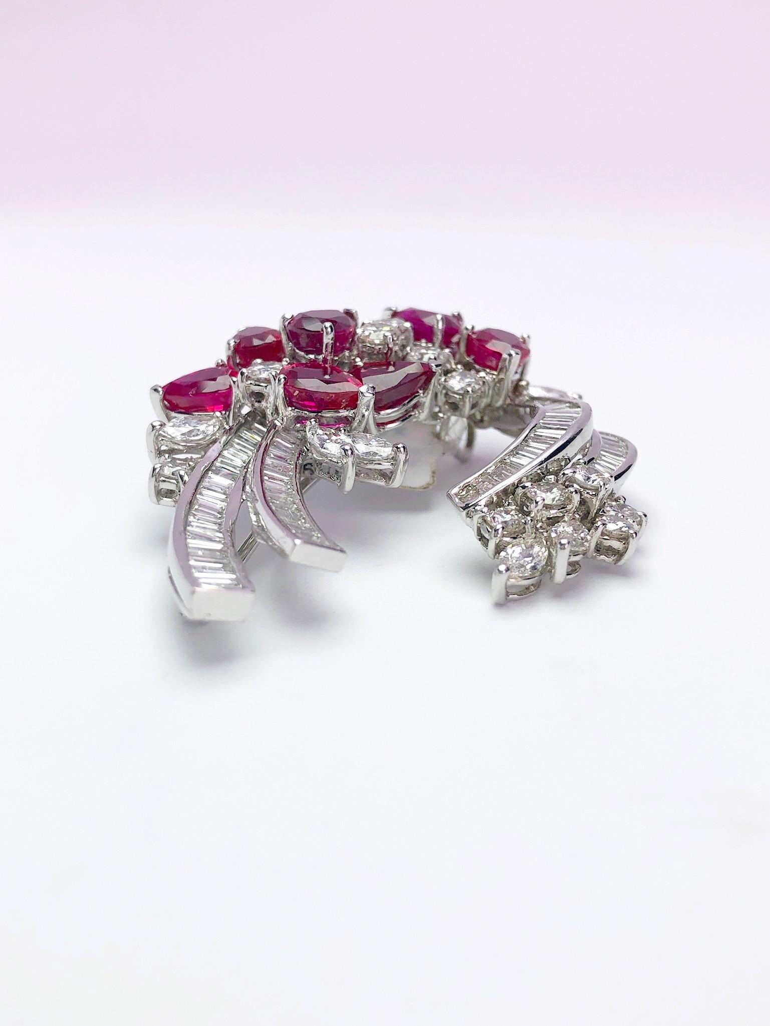 Broche en platine avec rubis et diamants de 8,74 carats (succession) Unisexe en vente