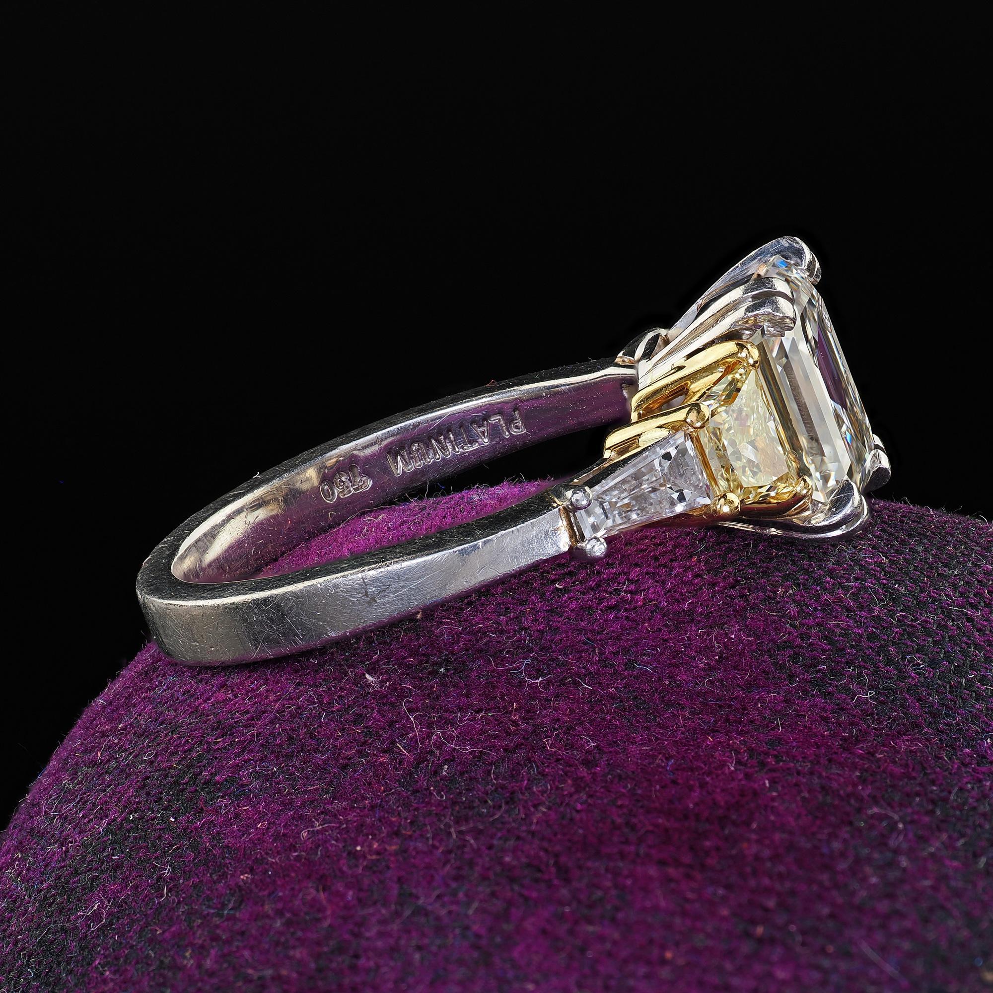 Estate Platinum and 18K Gold Emerald Cut Diamond Diamond Engagement Ring - GIA Corte esmeralda en venta
