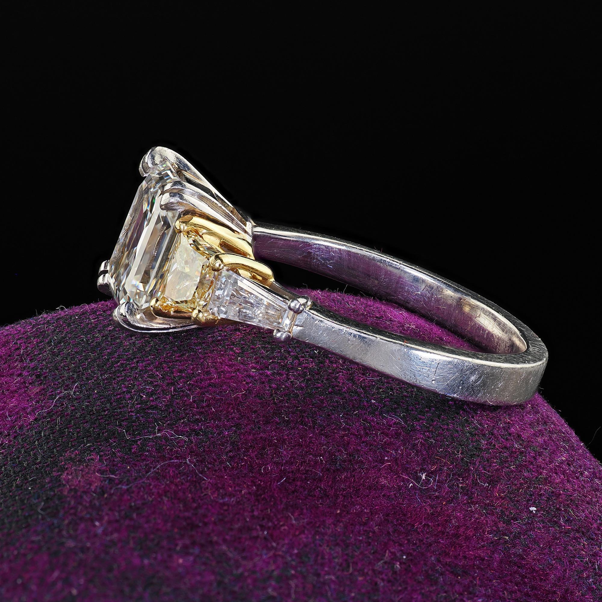 Estate Platinum and 18K Gold Emerald Cut Diamond Diamond Engagement Ring - GIA en Bueno estado para la venta en Great Neck, NY