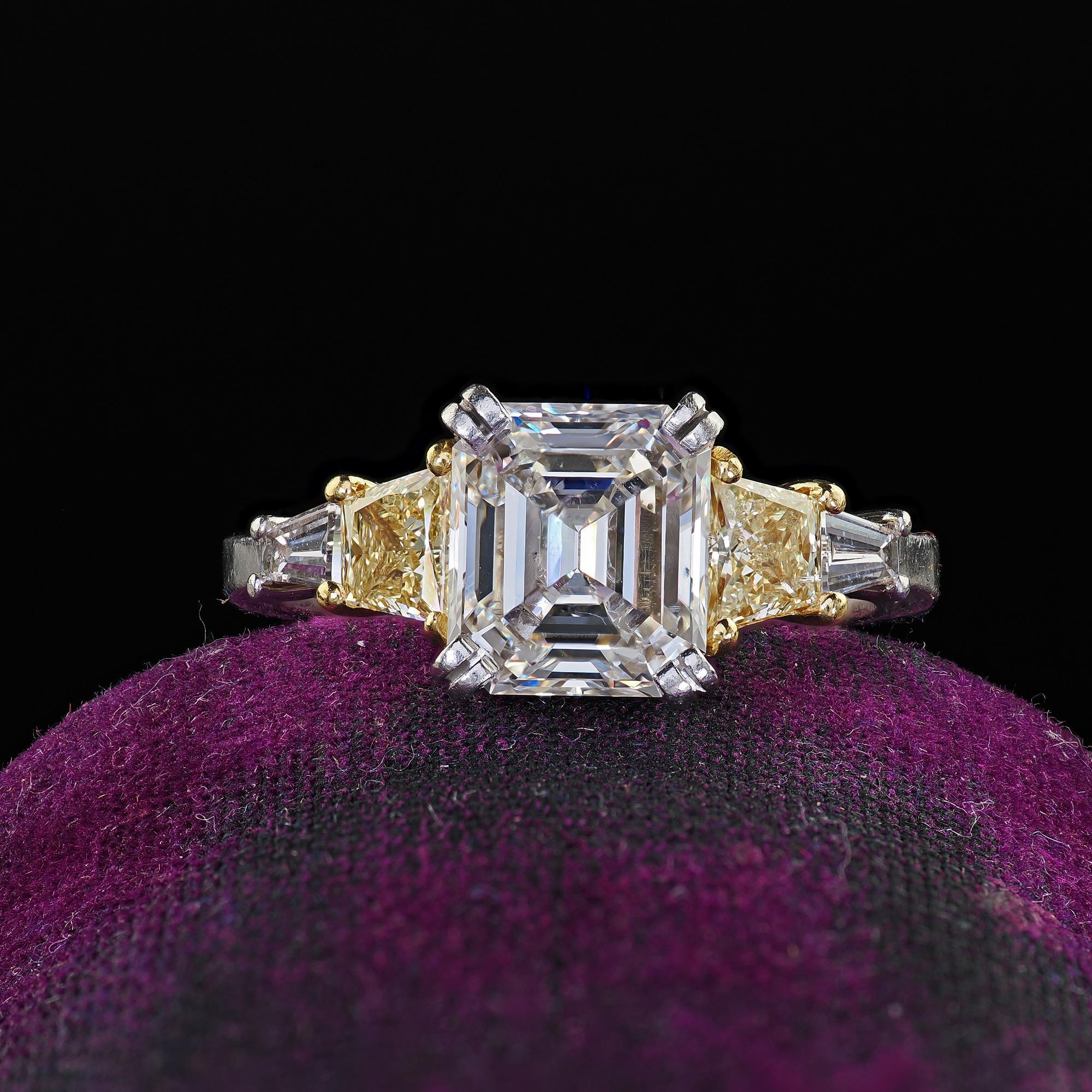 De las mujeres Estate Platinum and 18K Gold Emerald Cut Diamond Diamond Engagement Ring - GIA en venta