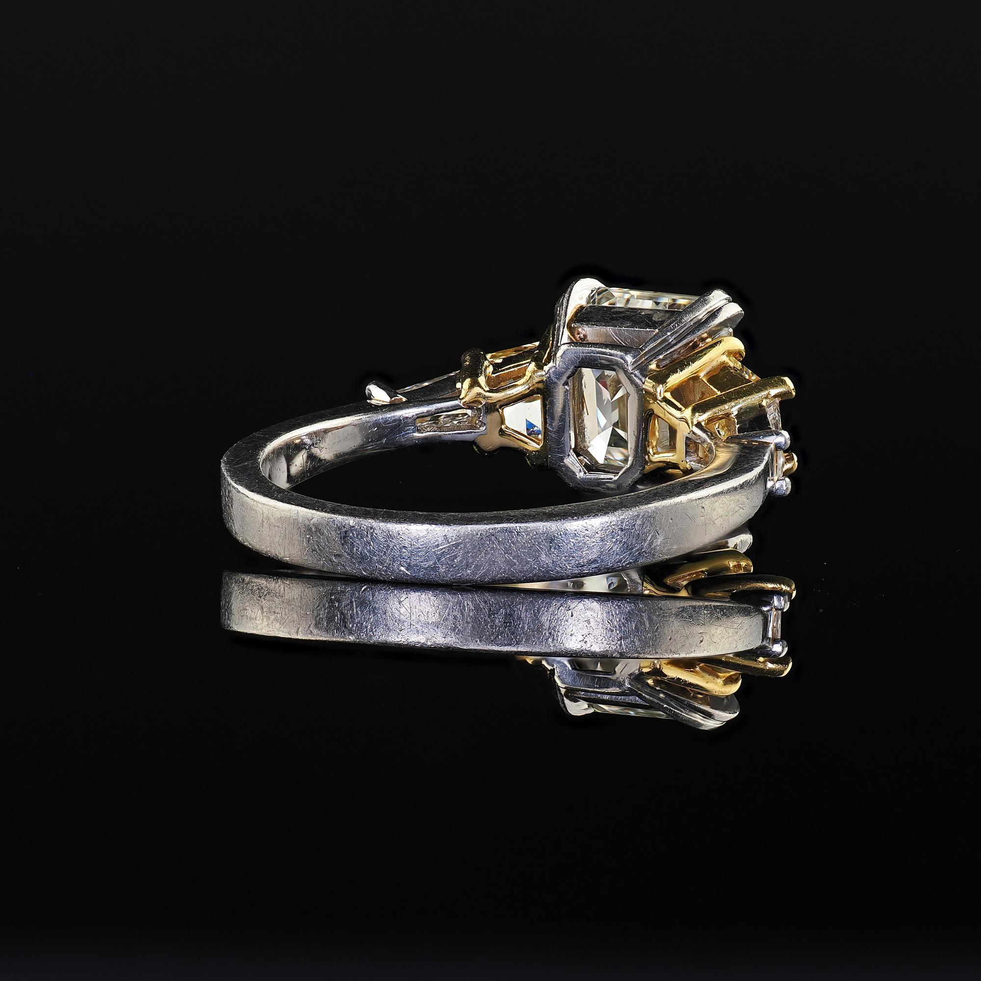 Estate Platinum and 18K Gold Emerald Cut Diamond Diamond Engagement Ring - GIA en venta 2
