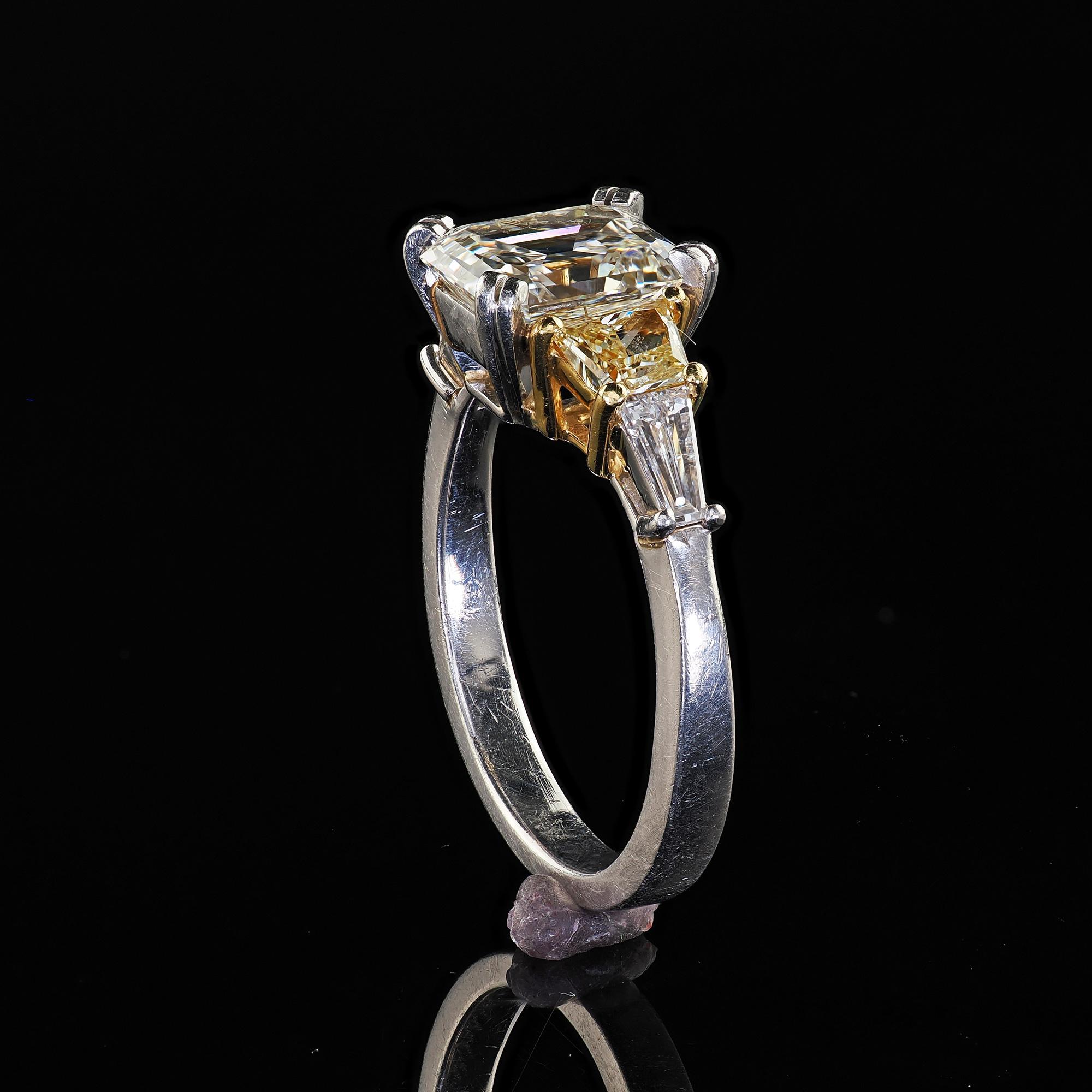 Estate Platinum and 18K Gold Emerald Cut Diamond Diamond Engagement Ring - GIA en venta 3