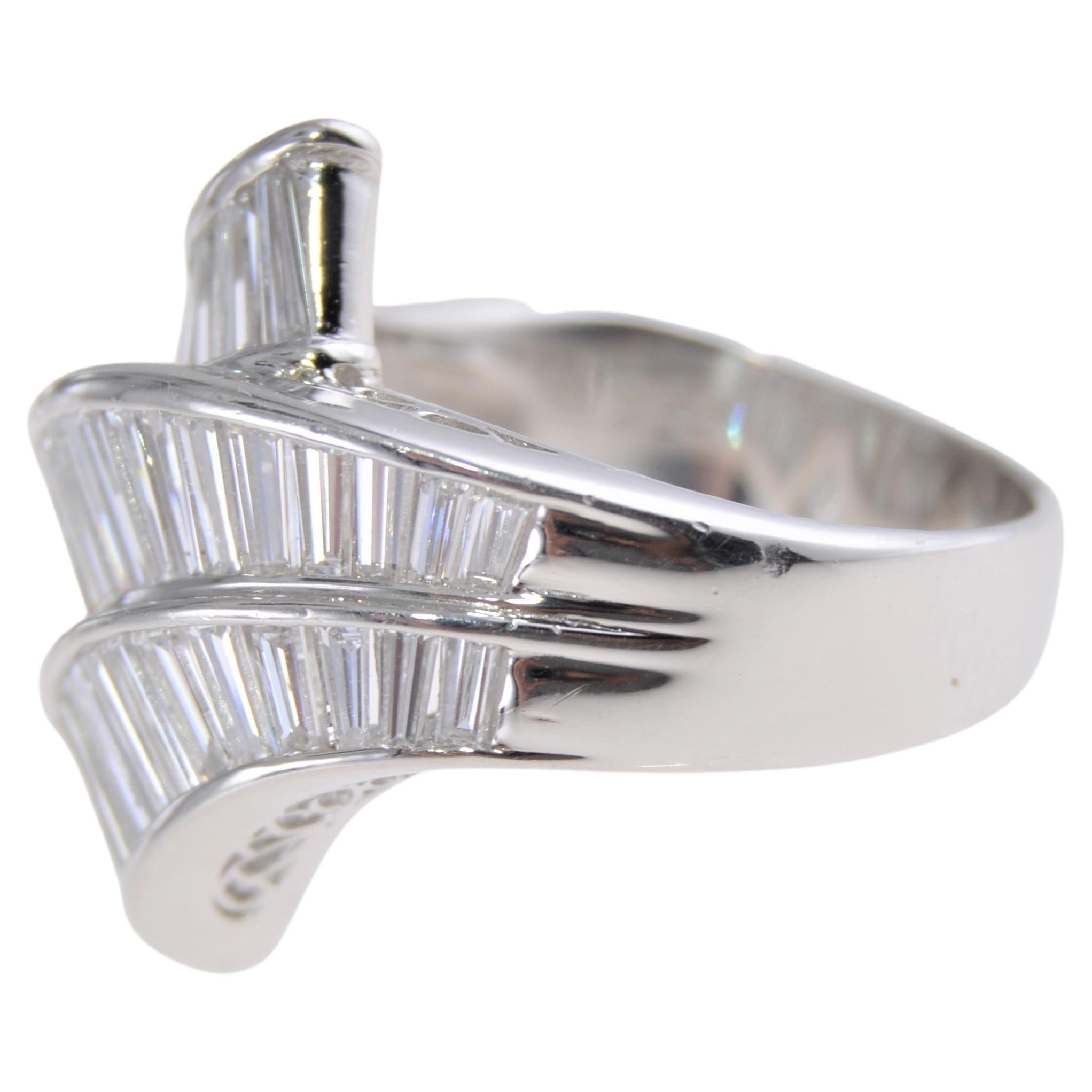 Bague cocktail en platine et diamants baguettes 2,54 carats (succession)  Unisexe en vente