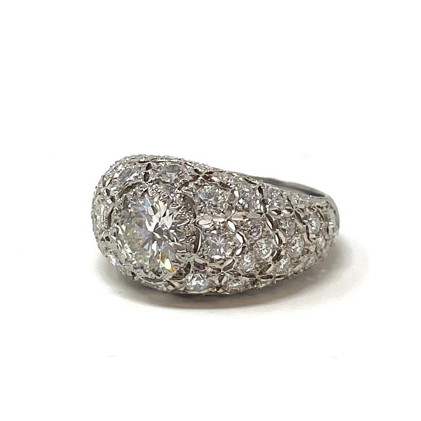Questo anello a cupola della metà del XX secolo contiene un diamante rotondo brillante di circa 1,70 carati al centro, arricchito da un totale di circa 2 carati di diamanti rotondi brillanti. La montatura è in platino di ottima fattura e conferisce