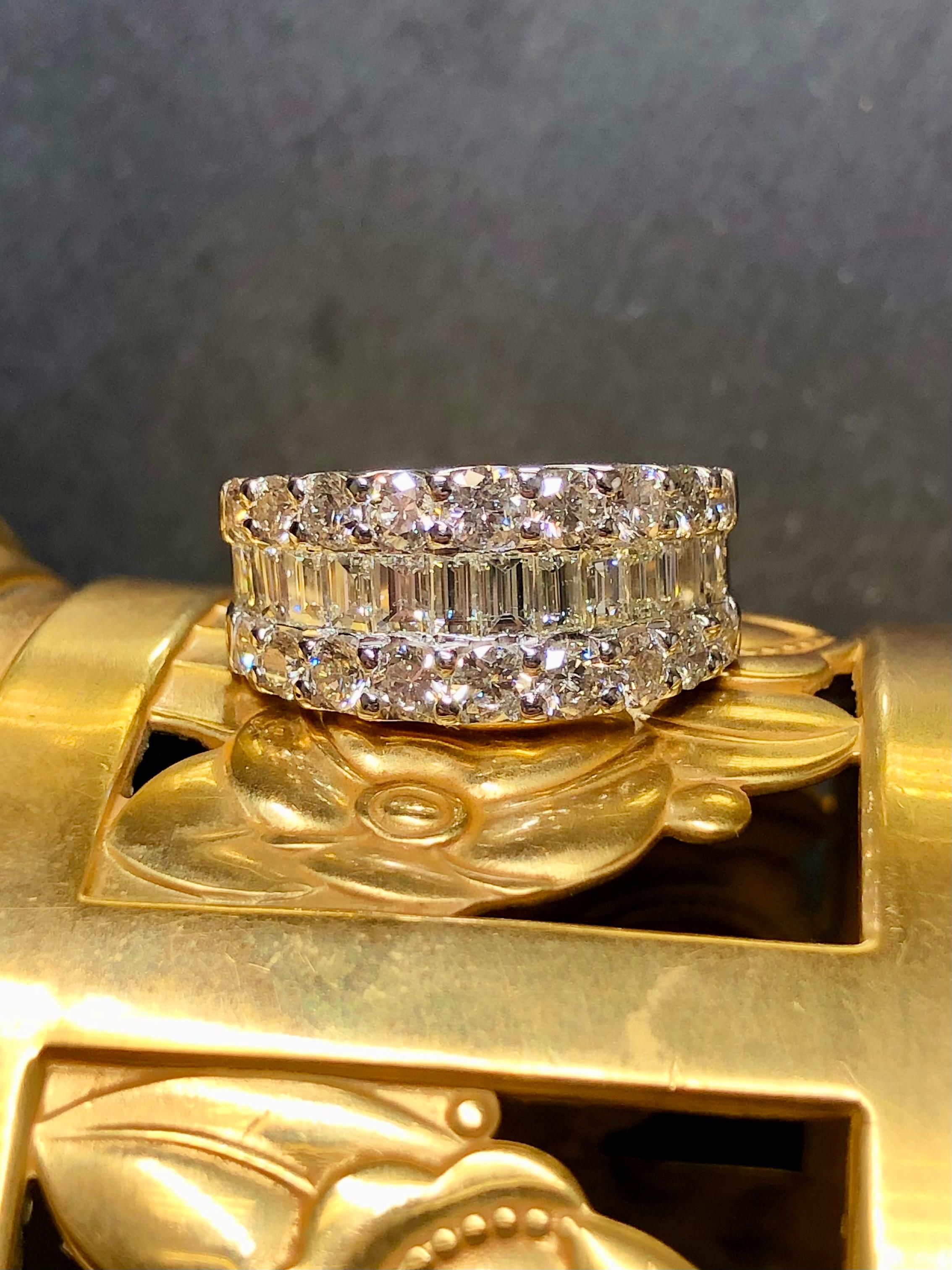 
Ein klassisch gestalteter Ring aus Platin mit tanzenden Diamanten! Er wurde sowohl in Zacken als auch in Kanälen mit etwa 4cttw an Diamanten besetzt. Die runden Diamanten sind von der Farbe her H-I und von der Reinheit her Si1-2. Die Baguettes