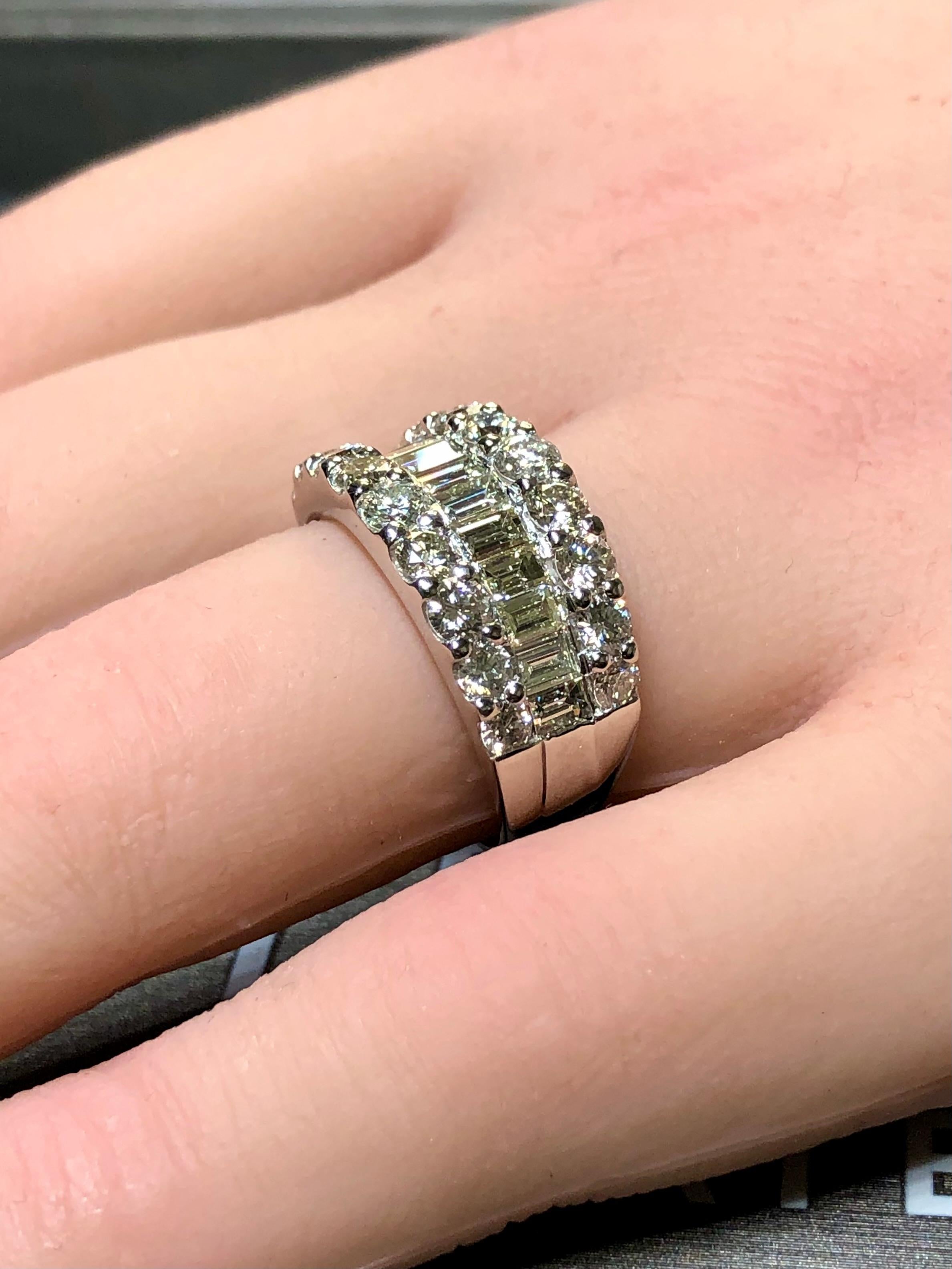 Nachlass Platin Baguette Runder Diamant 1/2 Band Cocktail-Ring 4cttw Gr. 6,25 im Angebot 3
