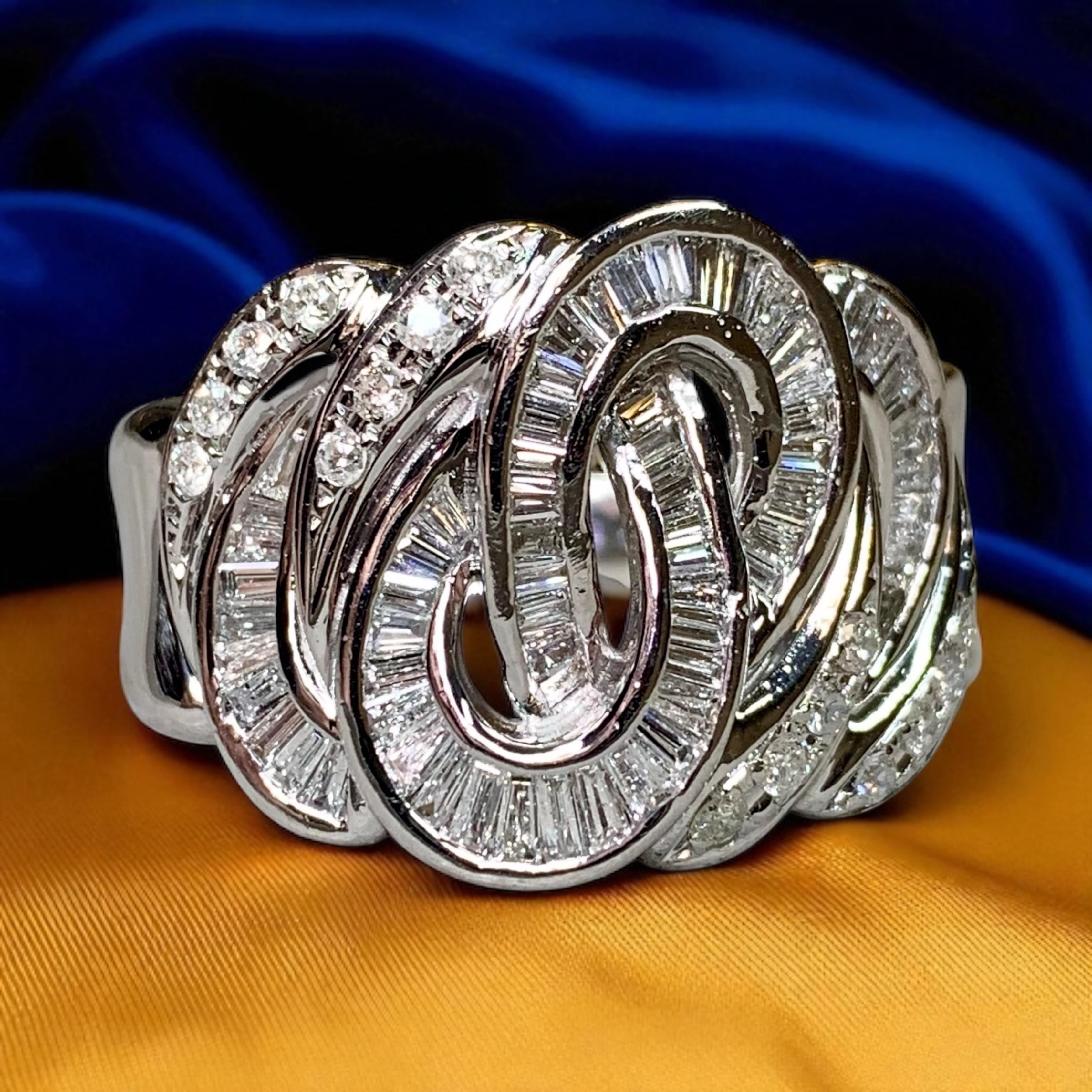 
Un audaz y sustancioso anillo de cóctel de platino, elaborado por expertos en platino pesado y diseñado con un elegante patrón en espiral. El anillo está engastado con una mezcla perfecta de diamantes engastados en canal y enrasados, tanto en talla