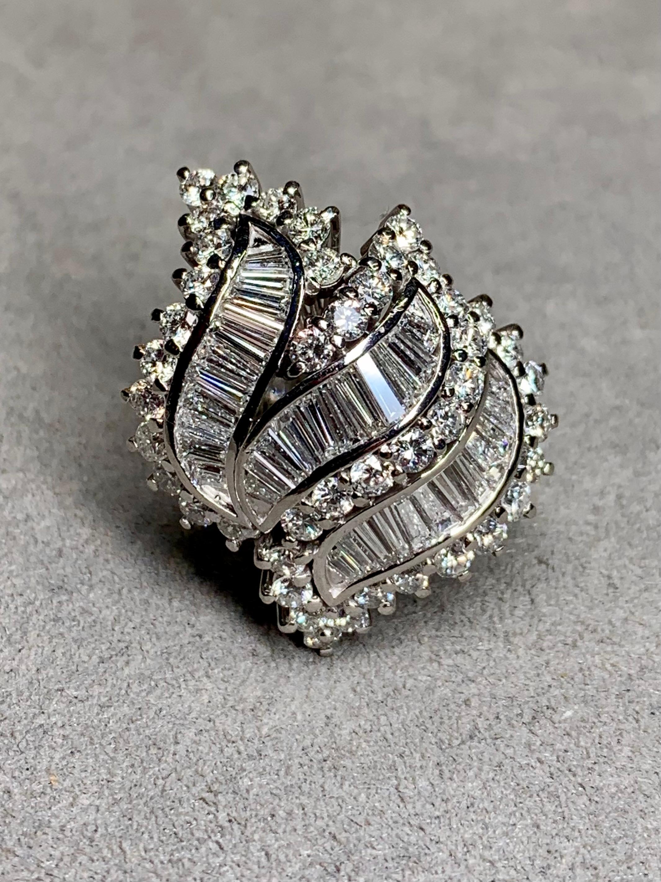 Contemporain Estate Platinum Baguette Round Diamond Wave Cluster Heavy Cocktail Ring 5ctw en vente