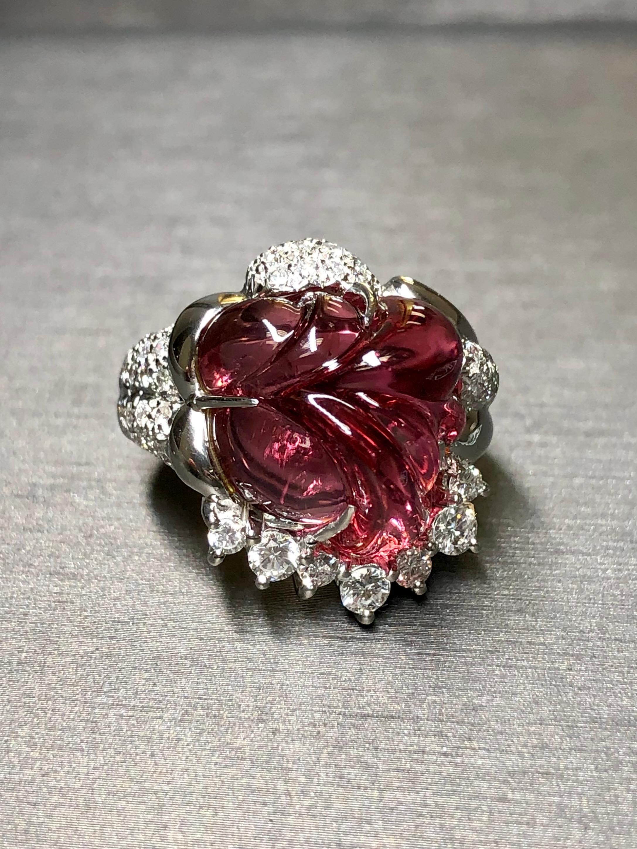 Una pieza audaz y única realizada en platino centrada por una preciosa talla natural de turmalina rubelita rodeada por aproximadamente 1,40cttw en diamantes redondos de color G-H y claridad Vs1-2. Intentamos ofrecer piezas con las que no tropieces