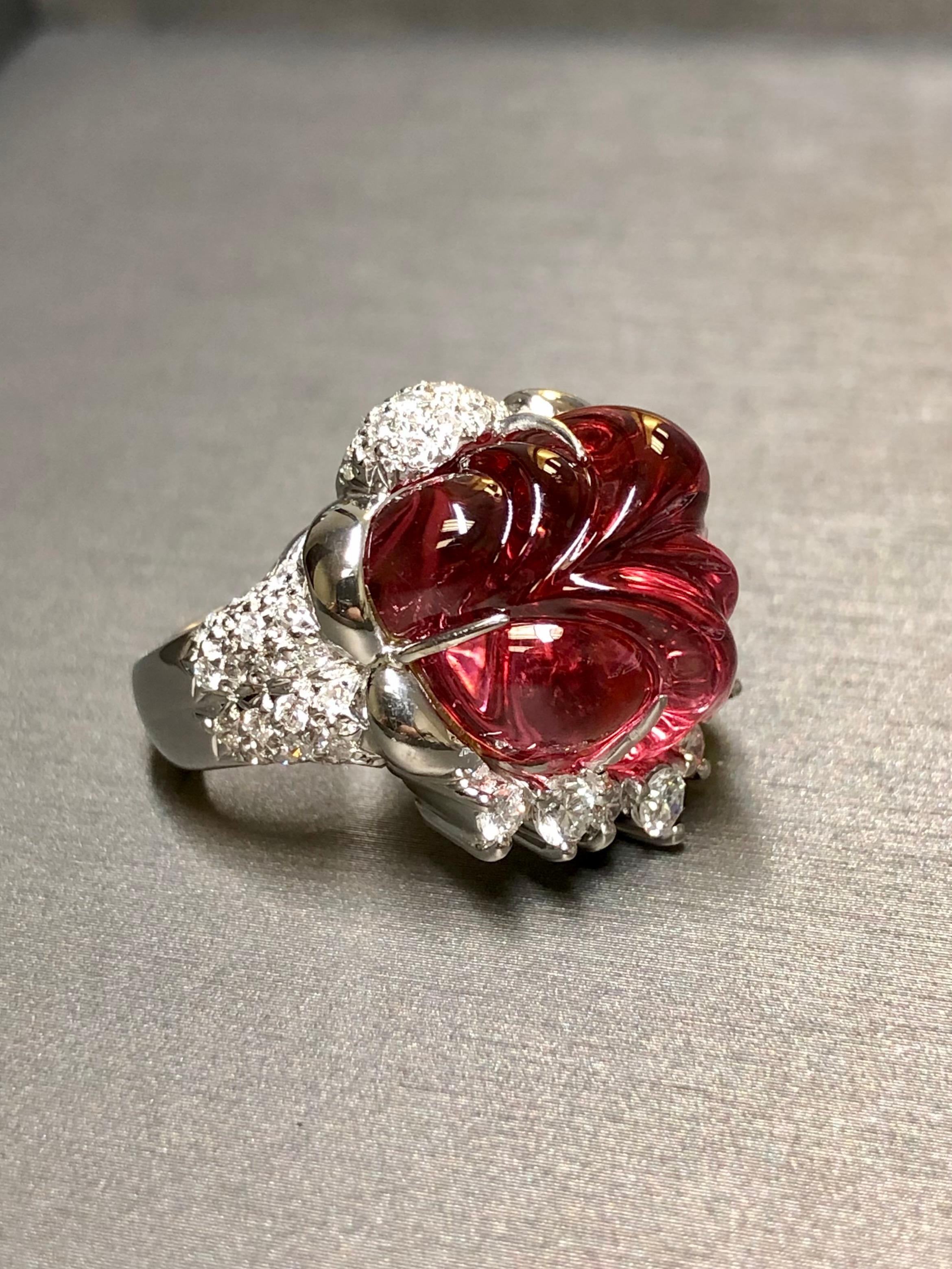 Estate Platino Tallado Rubellite Turmalina Diamante Cóctel Cúpula Anillo 21.40ctw Contemporáneo en venta