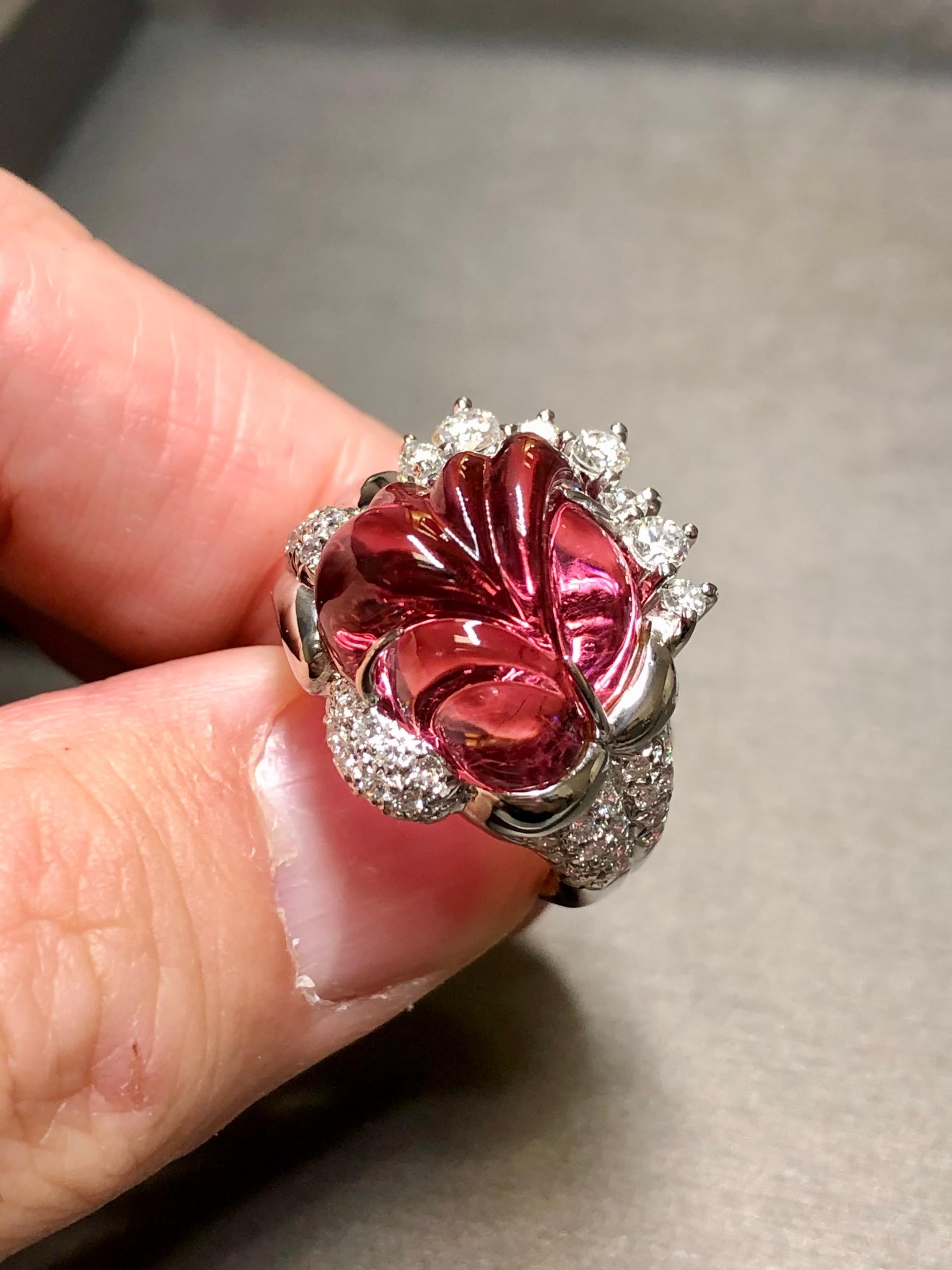 Femenino o masculino Estate Platino Tallado Rubellite Turmalina Diamante Cóctel Cúpula Anillo 21.40ctw en venta