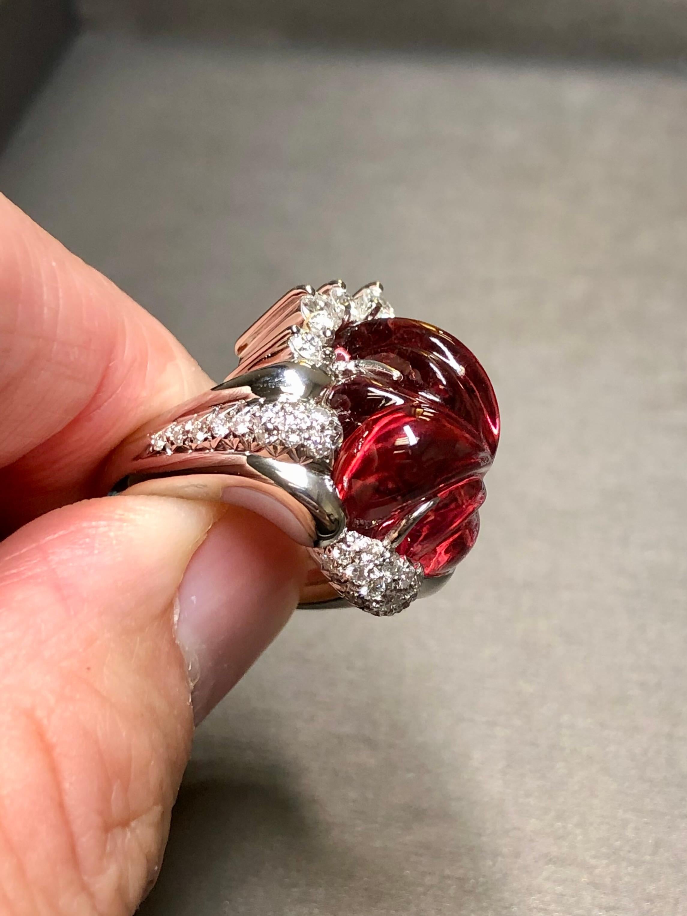 Estate Platino Tallado Rubellite Turmalina Diamante Cóctel Cúpula Anillo 21.40ctw en venta 2