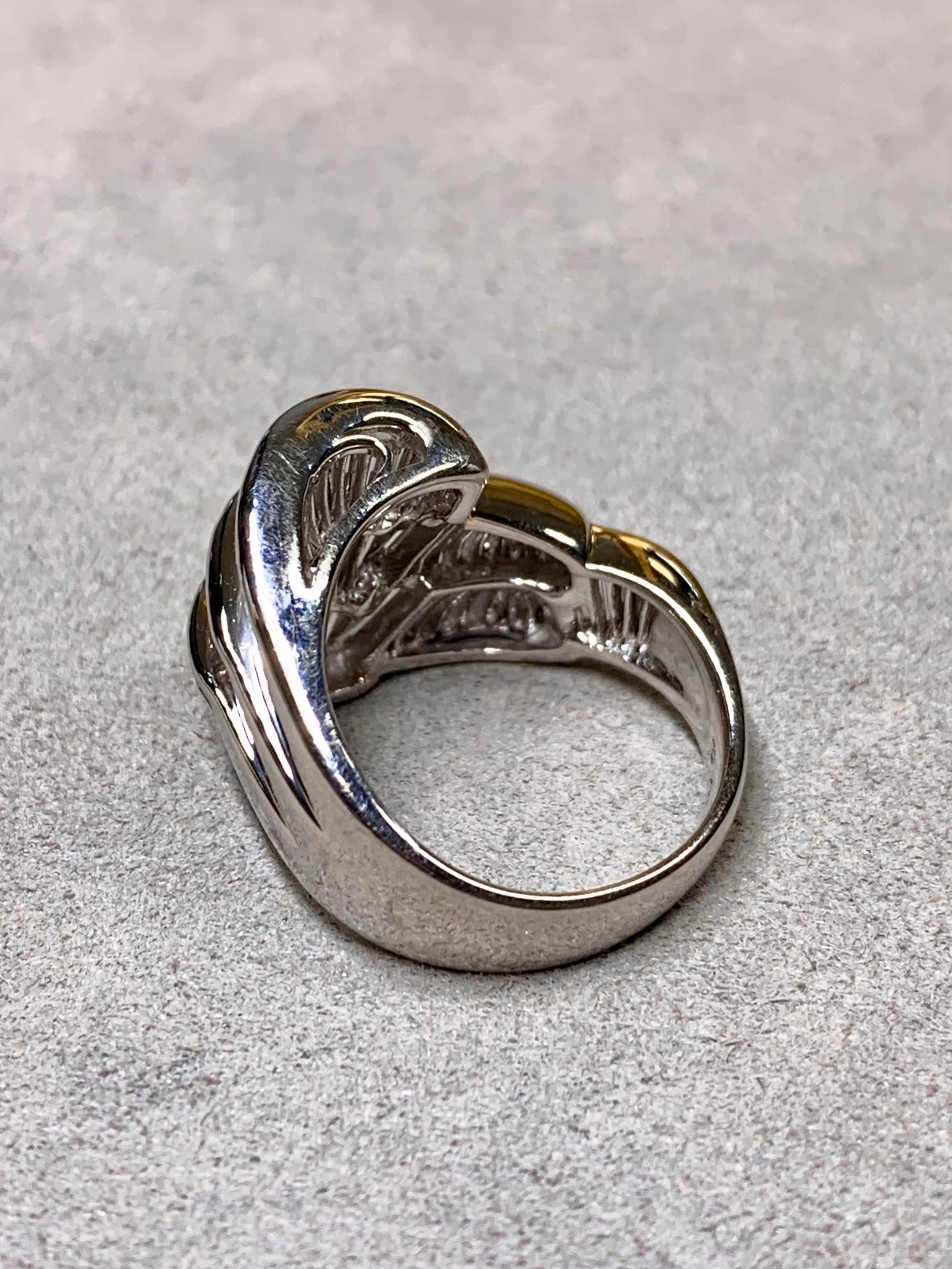 
Ein kühner und skulpturaler Cocktailring aus Platin mit einem auffälligen Kaskadenmotiv aus sich überlappenden Feldern. Jeder Abschnitt ist mit perfekt aufeinander abgestimmten, spitz zulaufenden und geraden Diamanten im Baguetteschliff besetzt,