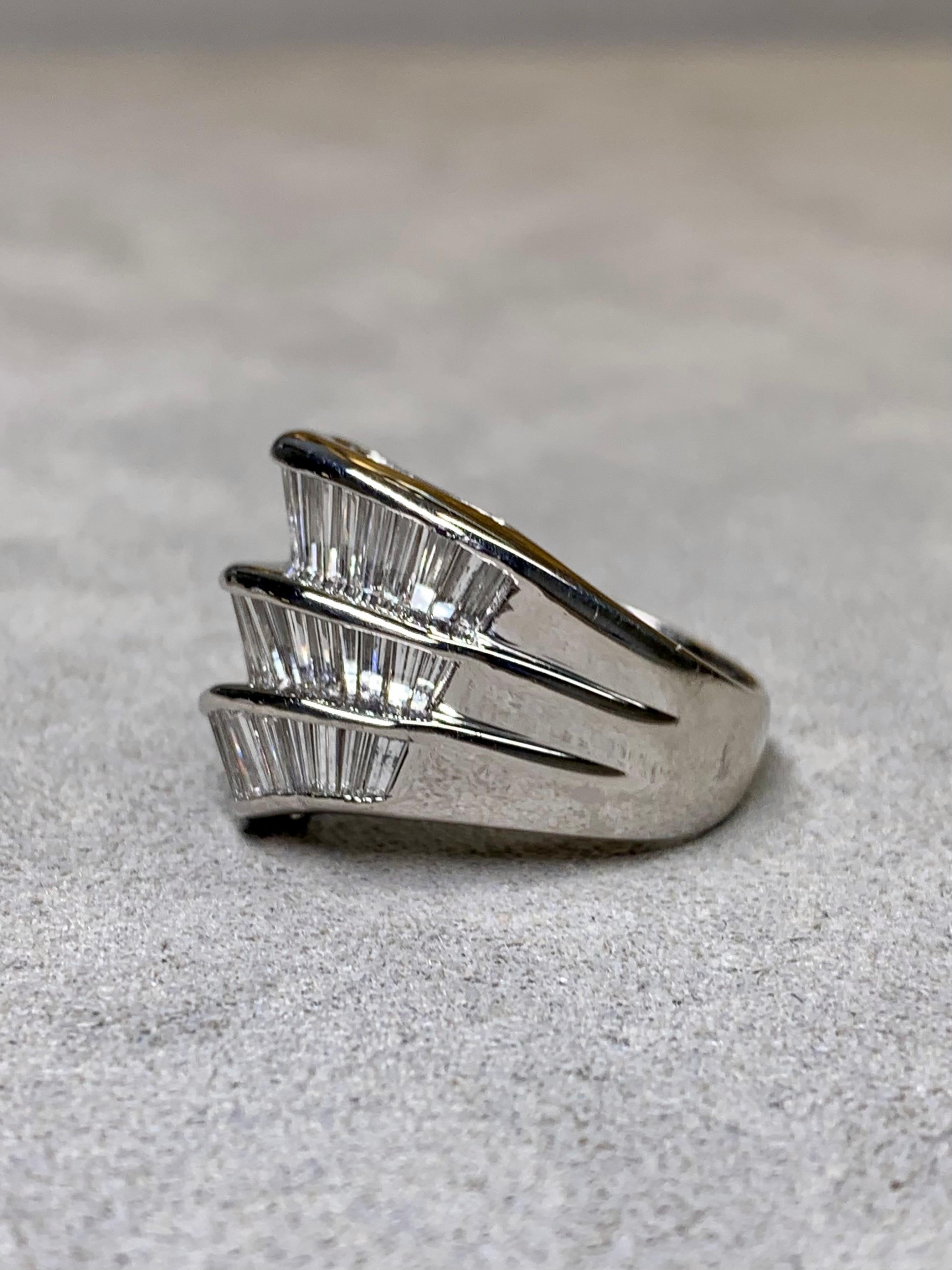 Estate Platinum Cascading Channel Set Baguette Diamant Cocktail Ring NUMBERED (Zeitgenössisch) im Angebot