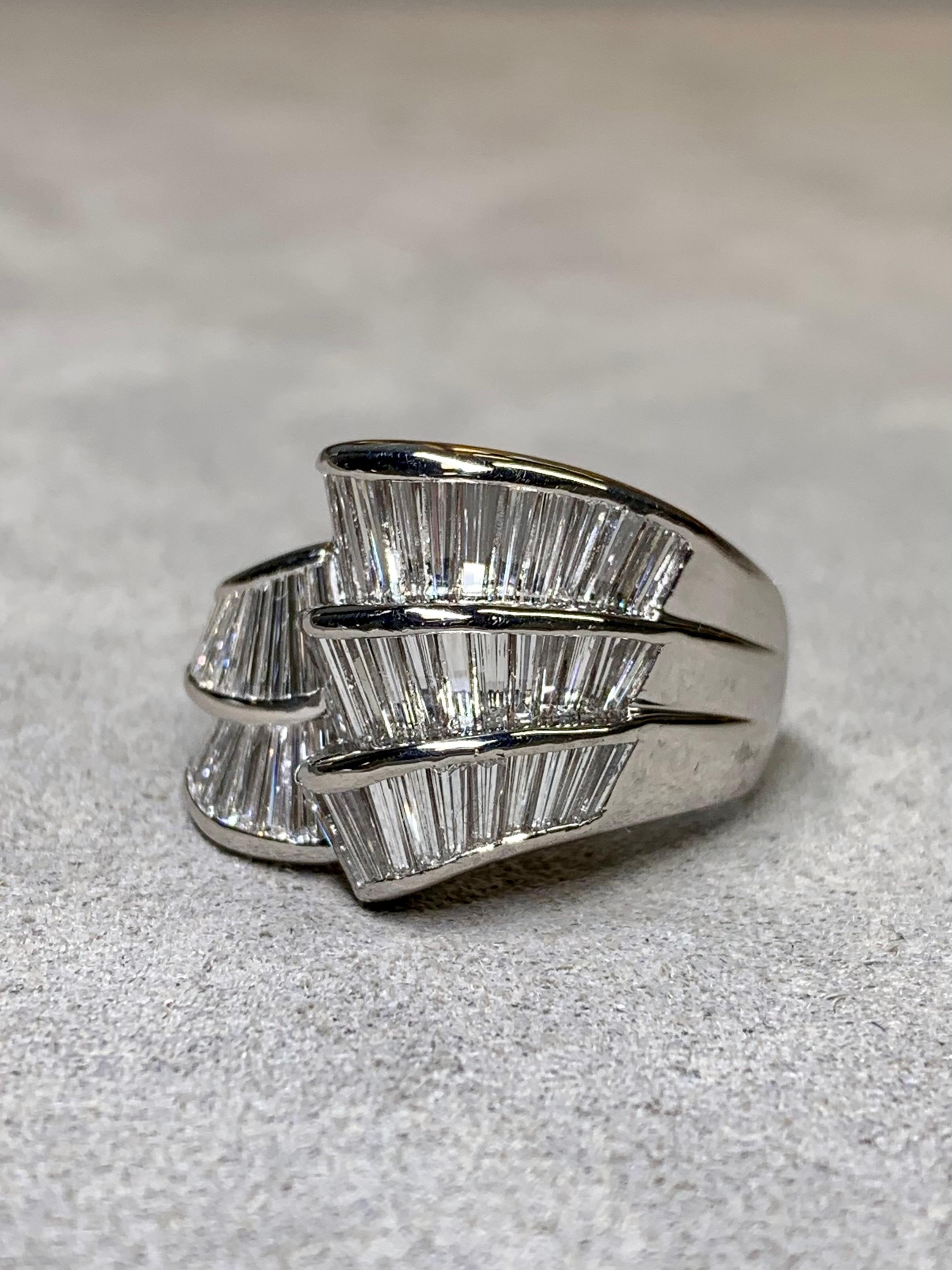 Estate Platinum Cascading Channel Set Baguette Diamant Cocktail Ring NUMBERED (Baguetteschliff) im Angebot
