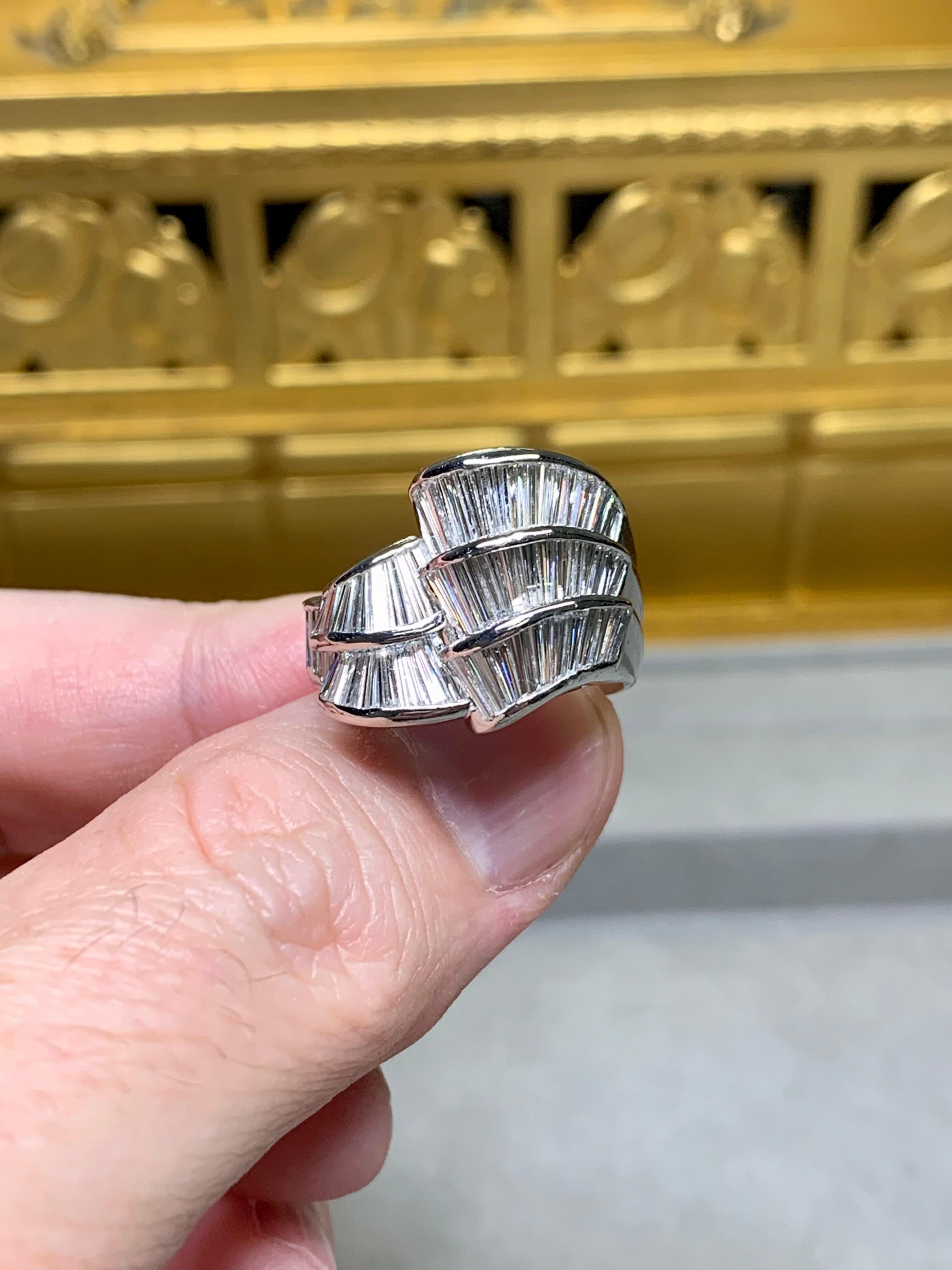 Estate Platinum Cascading Channel Set Baguette Diamant Cocktail Ring NUMBERED für Damen oder Herren im Angebot