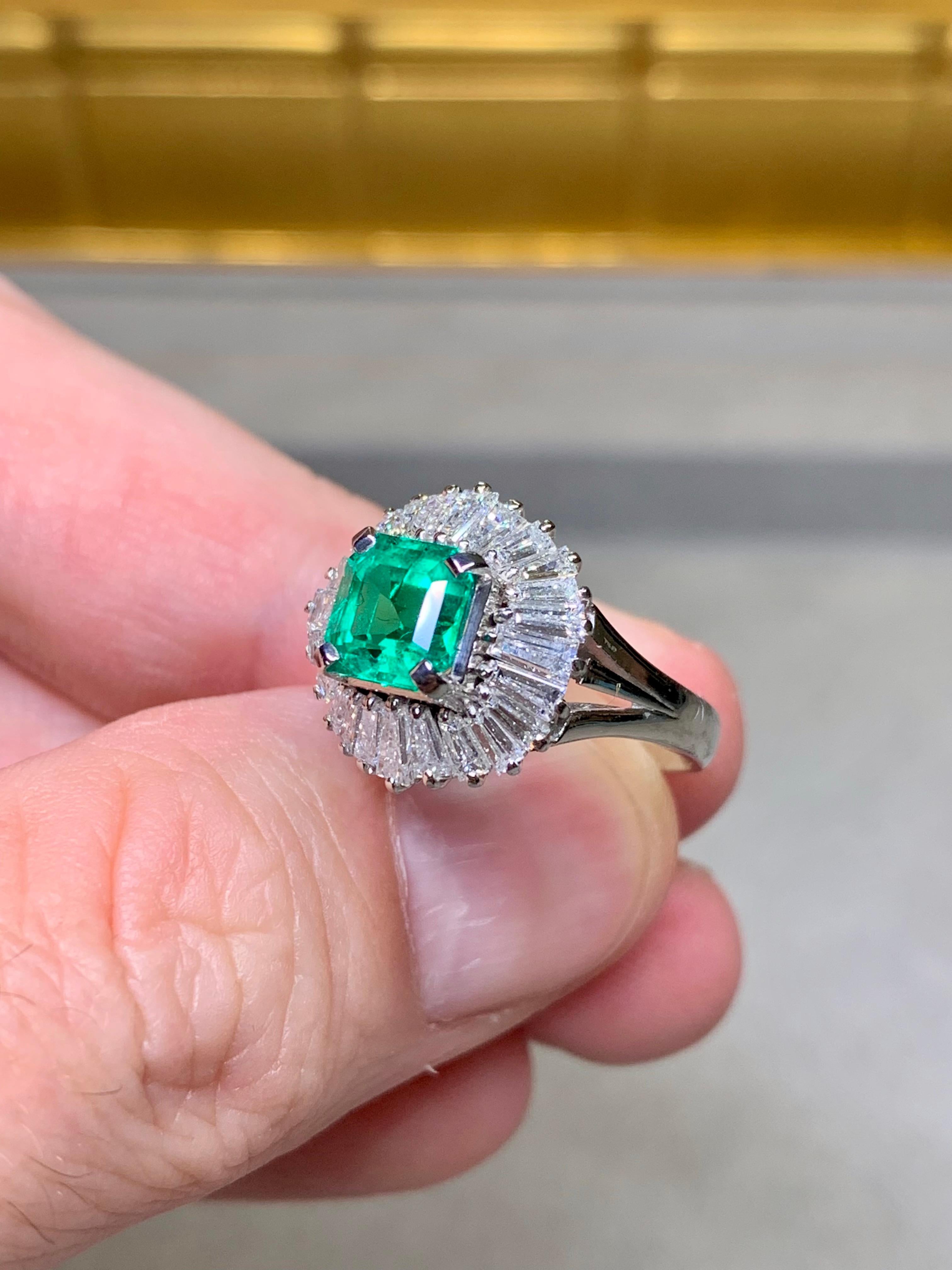 Estate Platinum Kolumbianischen Smaragd Schliff Baguette Diamant Ballerina Cocktail Ring im Angebot 4