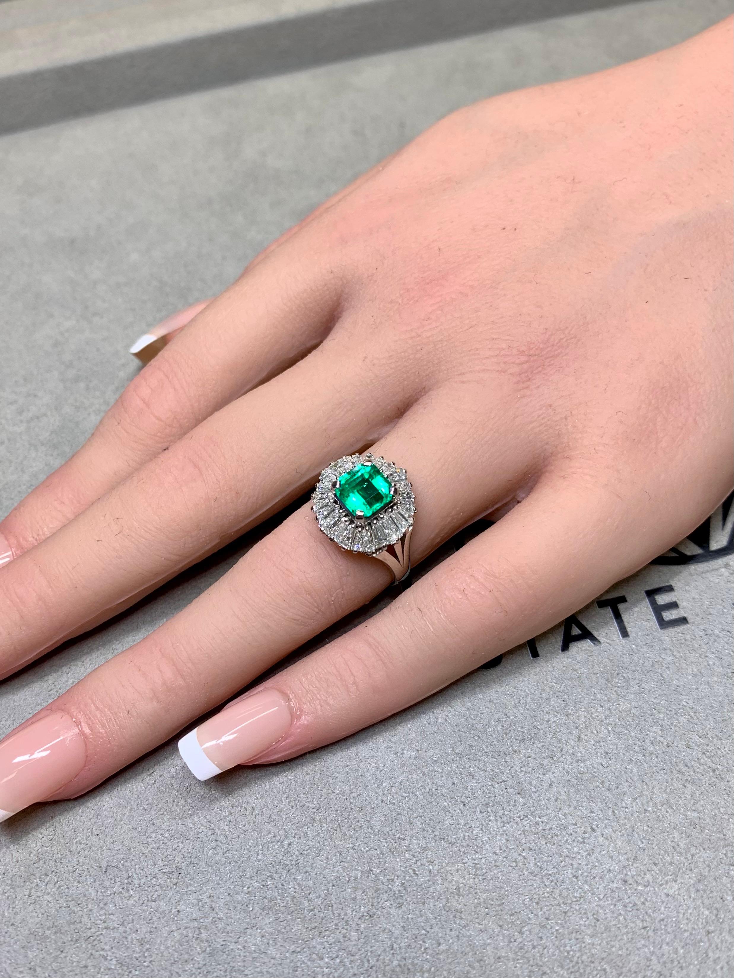 Estate Platinum Kolumbianischen Smaragd Schliff Baguette Diamant Ballerina Cocktail Ring im Angebot 5