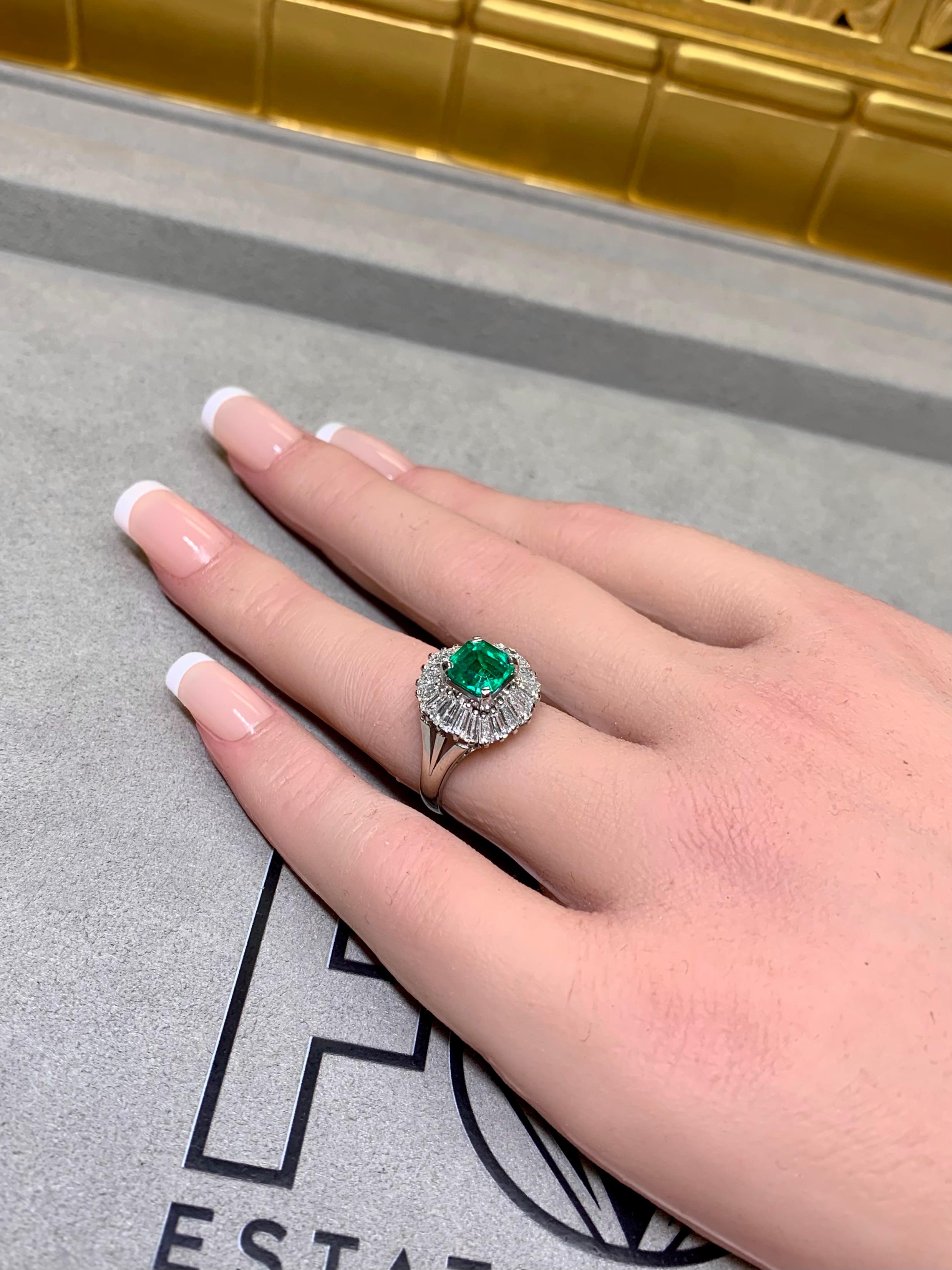 Estate Platinum Kolumbianischen Smaragd Schliff Baguette Diamant Ballerina Cocktail Ring im Angebot 6