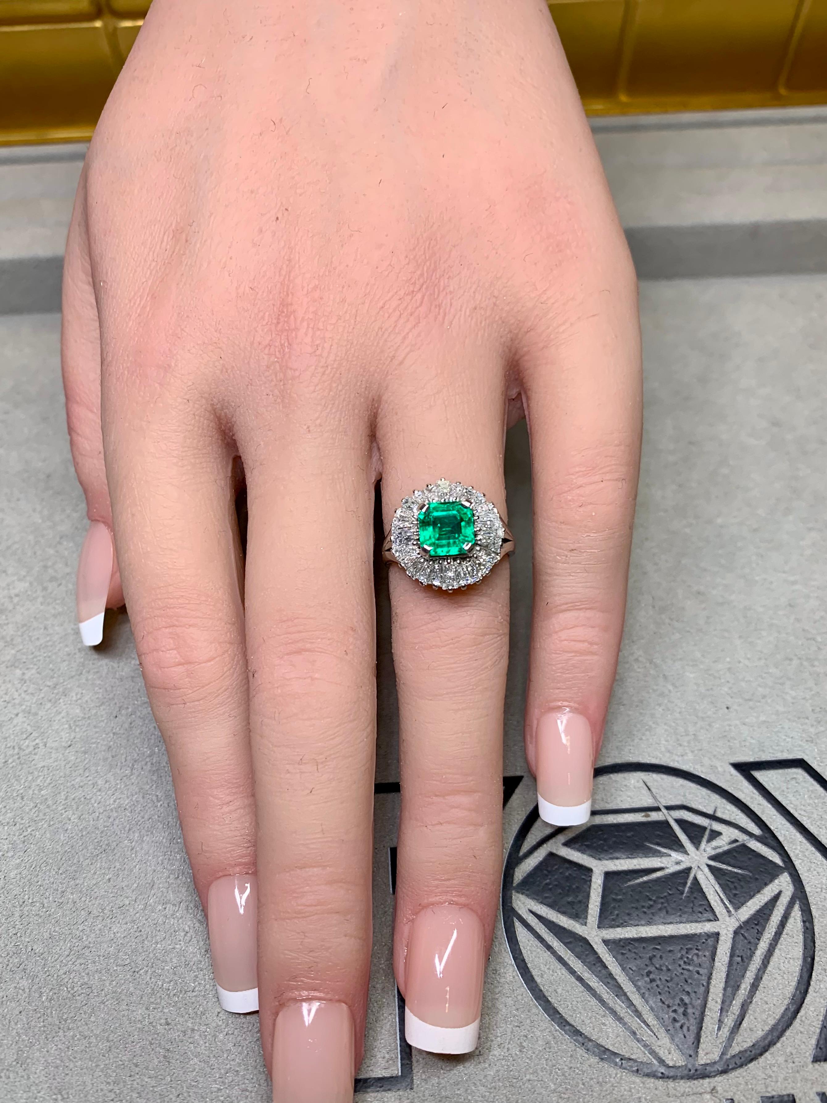 Estate Platinum Kolumbianischen Smaragd Schliff Baguette Diamant Ballerina Cocktail Ring im Angebot 7