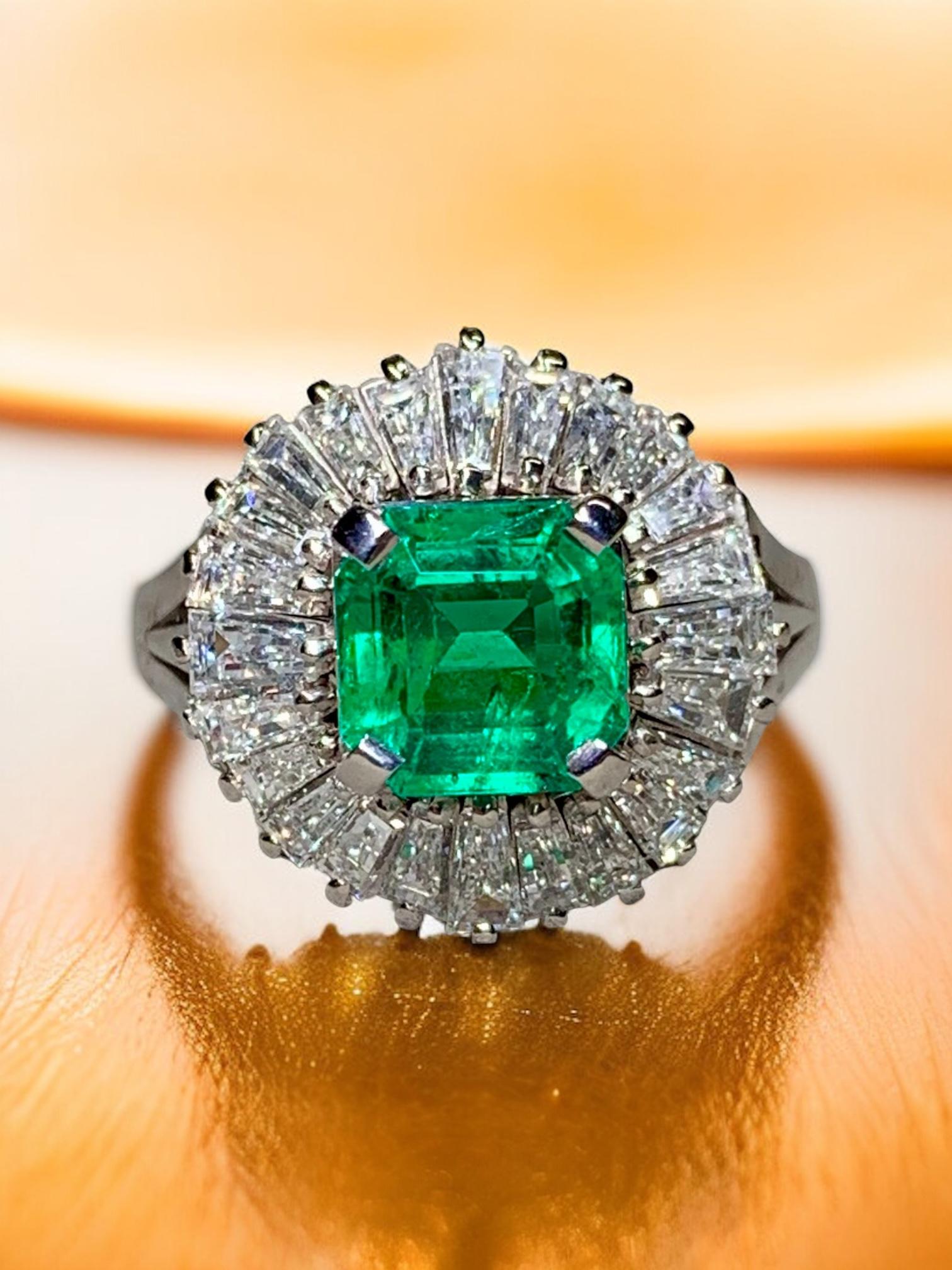 Estate Platinum Kolumbianischen Smaragd Schliff Baguette Diamant Ballerina Cocktail Ring im Angebot 8